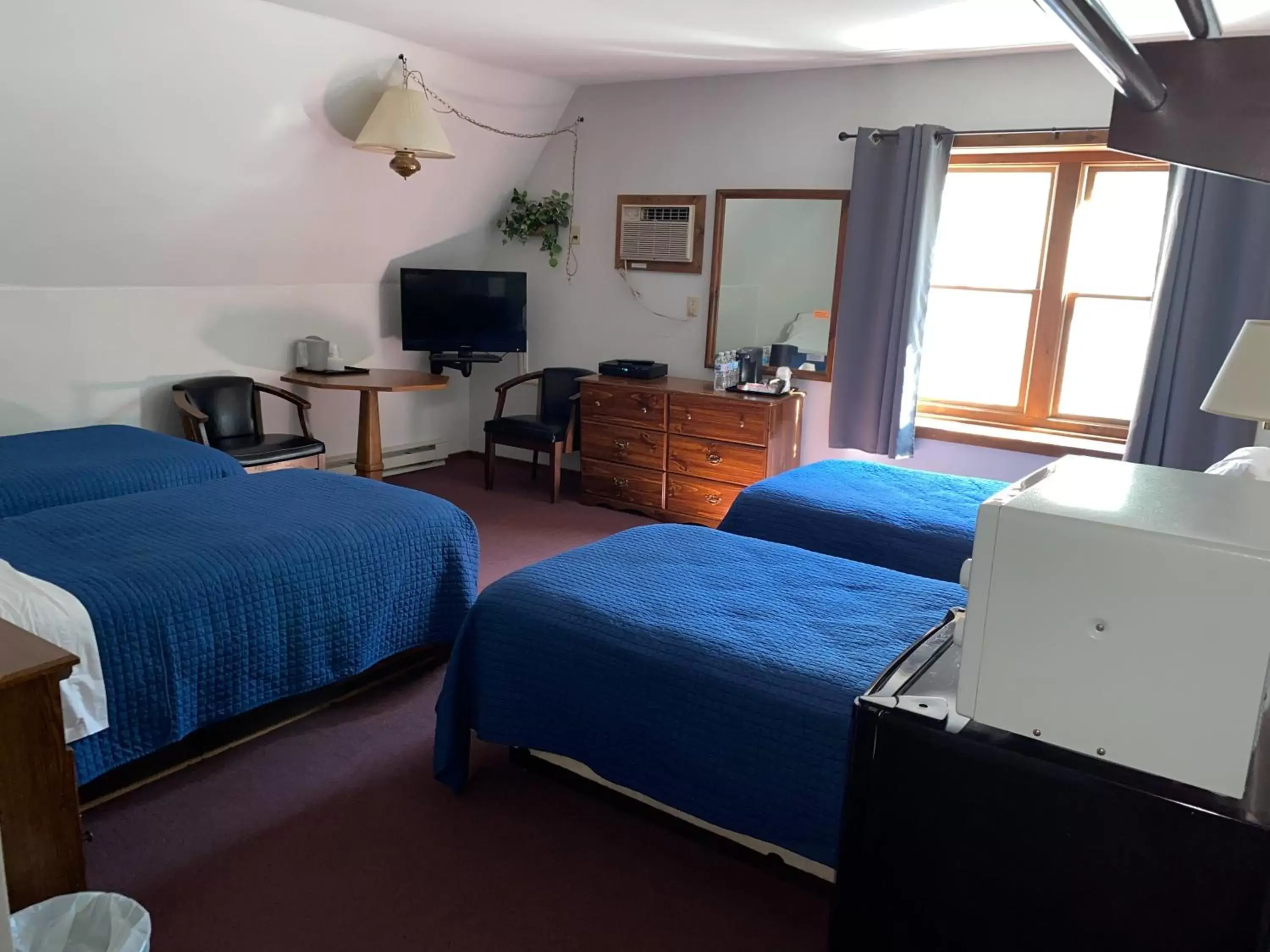 Photo of the whole room, Seating Area in Lake Ontario Motel & Inn