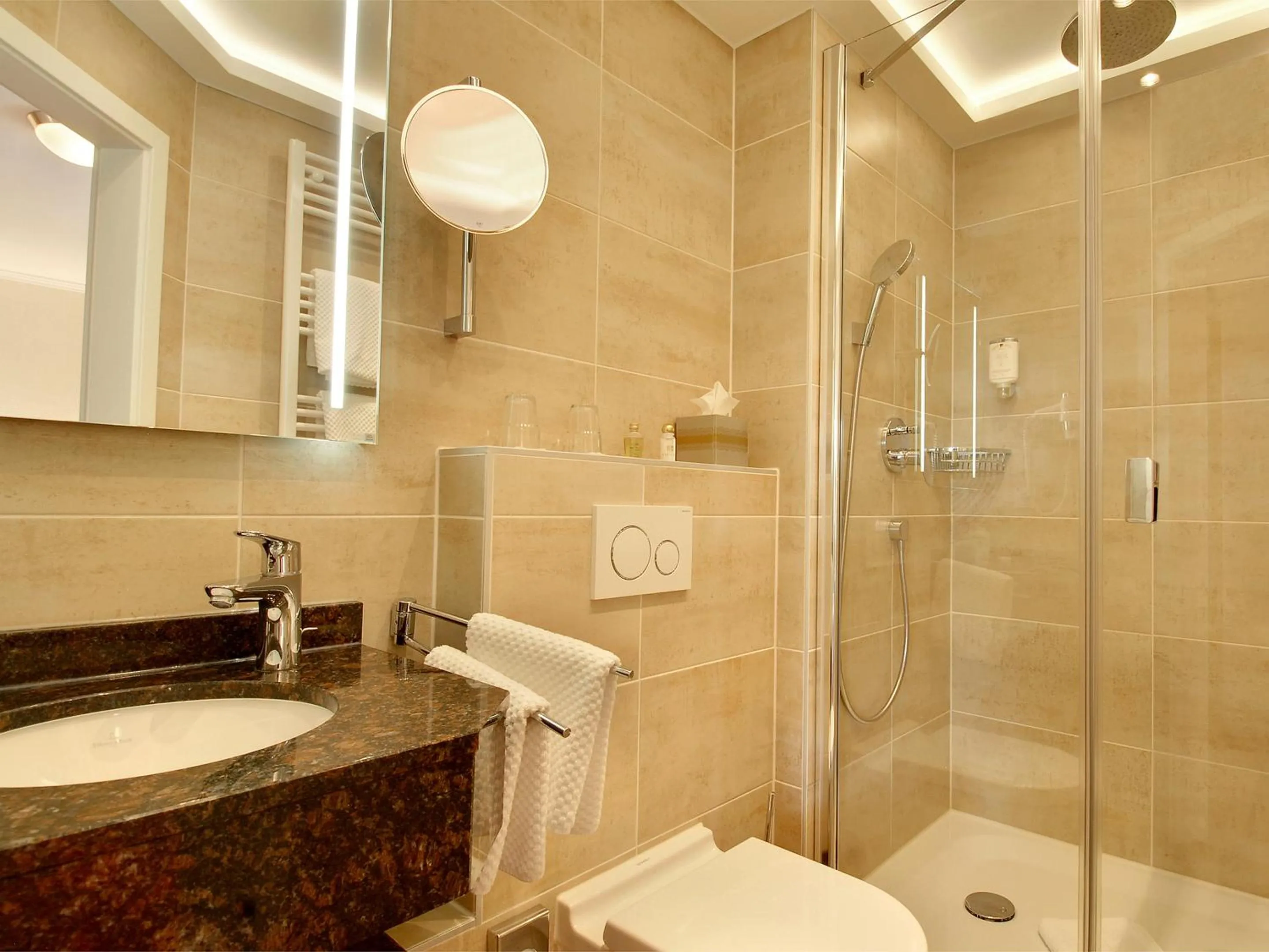 Bathroom in Hotel Kriemhild am Hirschgarten