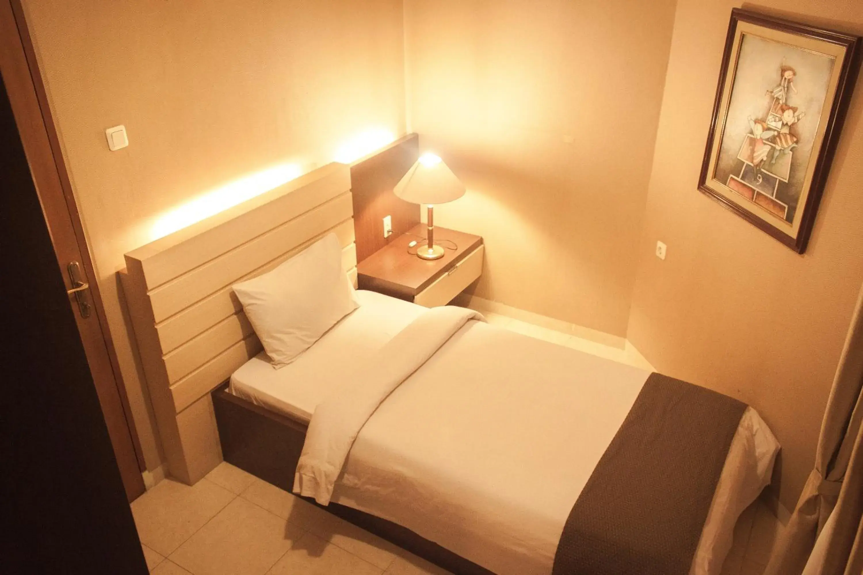 Bed in Travellers Suites Serviced Apartments