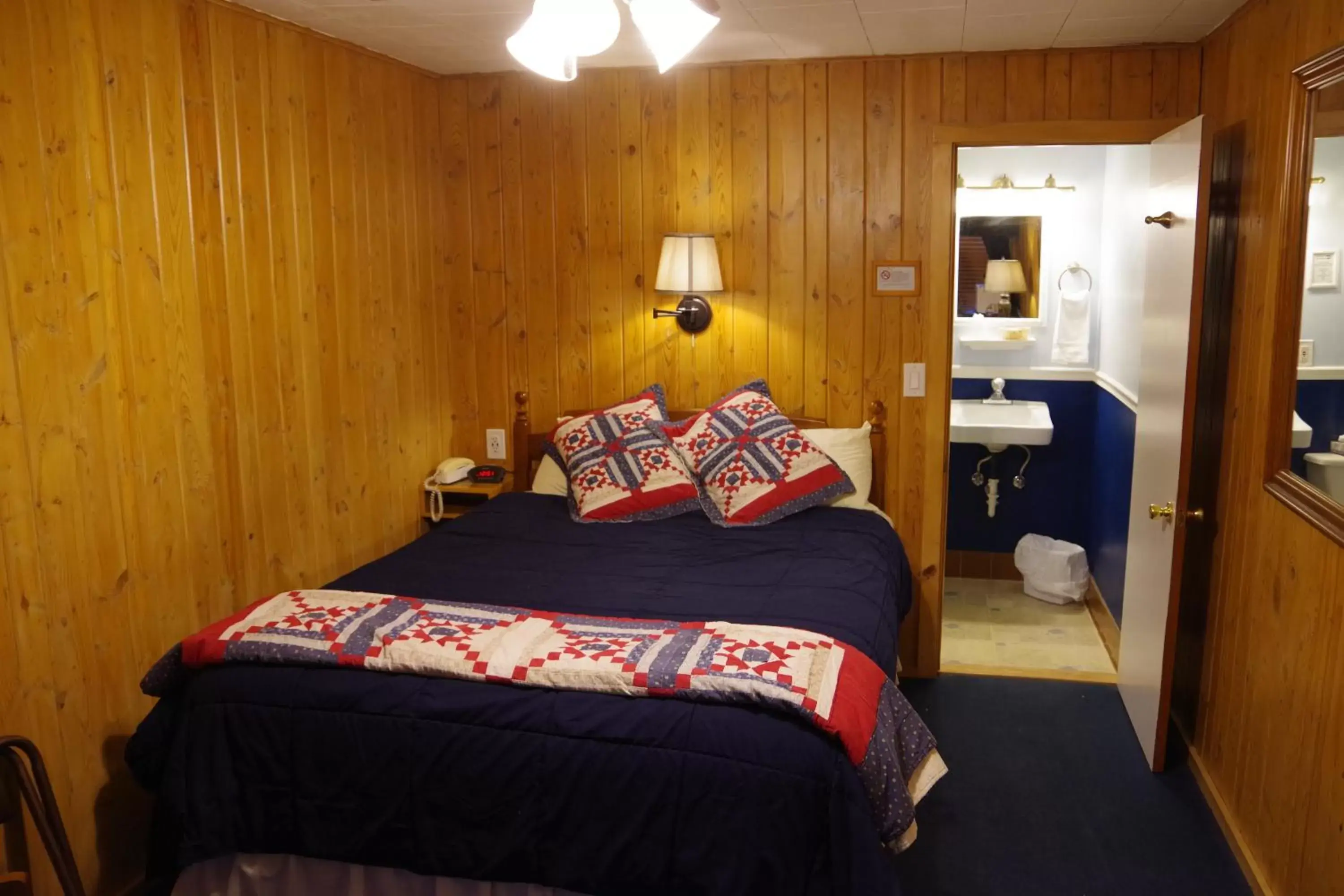 Queen Room in Edgewater Inn & Cottages