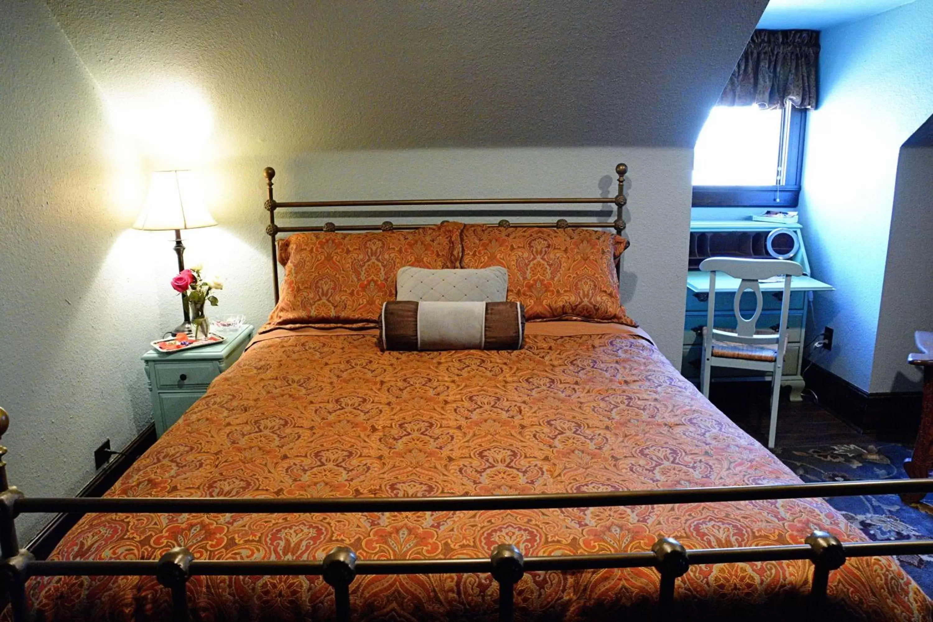 Bedroom, Bed in Iron Horse Inn