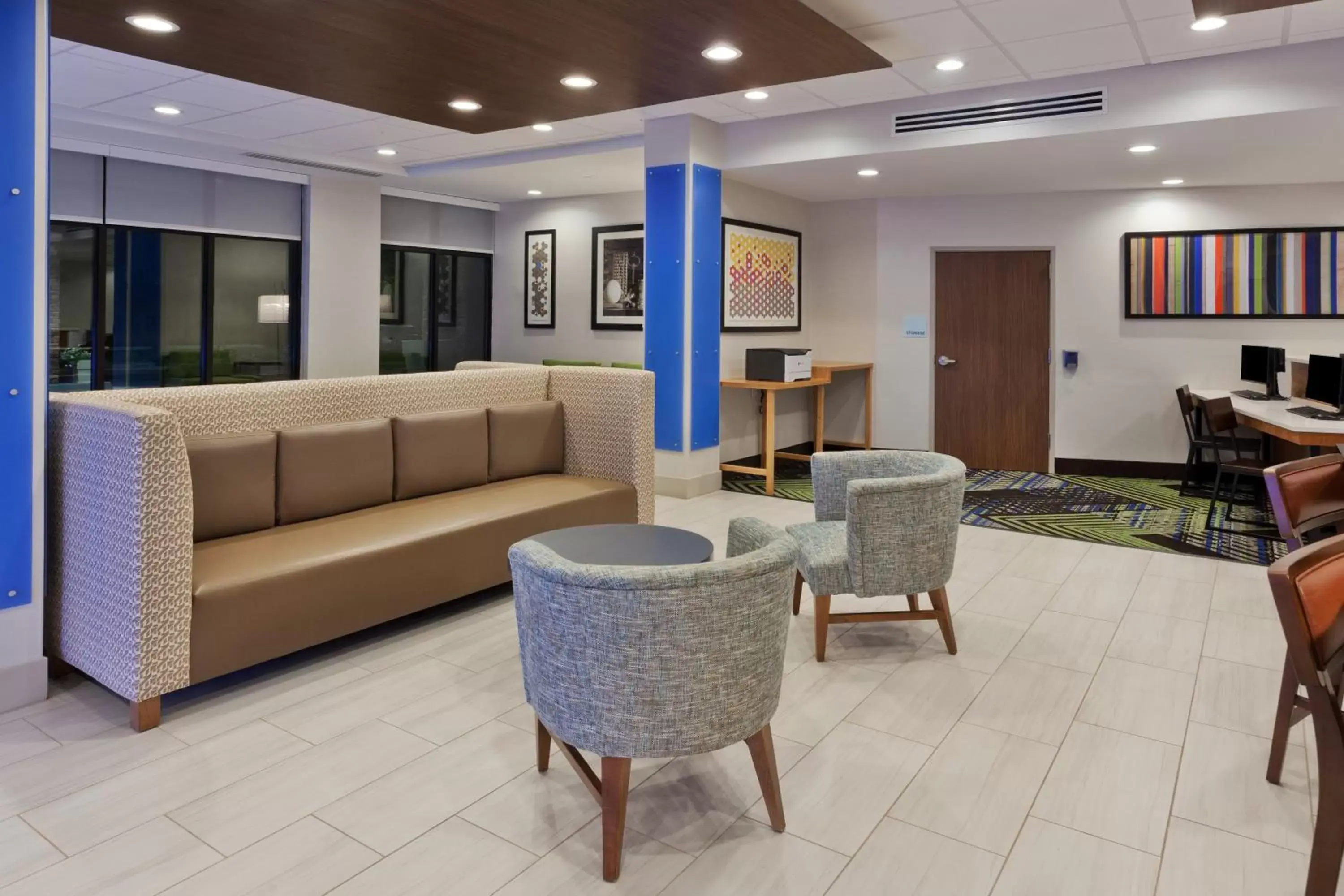 Property building, Lobby/Reception in Holiday Inn Express & Suites - Fayetteville, an IHG Hotel