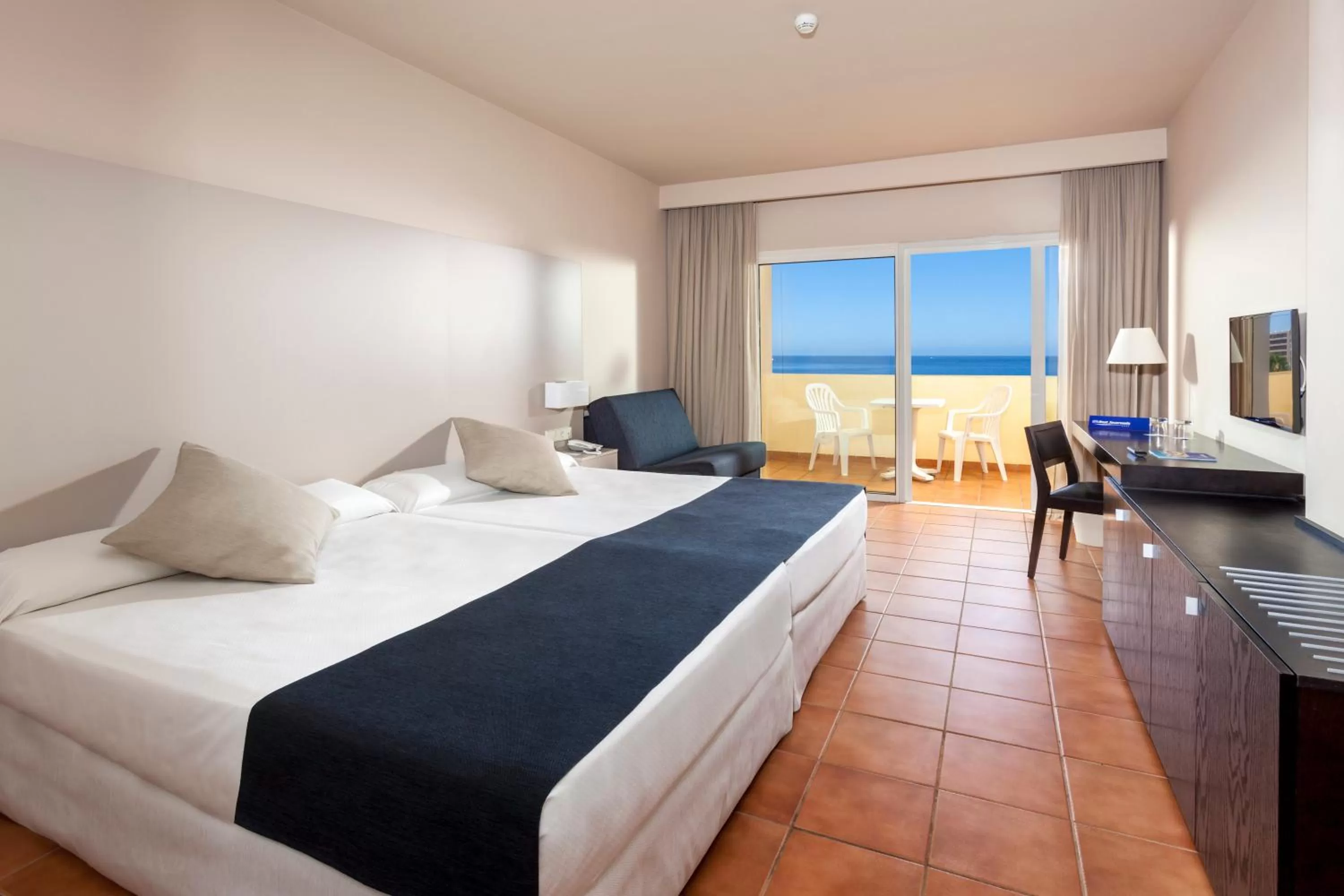 Family Room (2 Adults + 2 Children) in Hotel Best Jacaranda