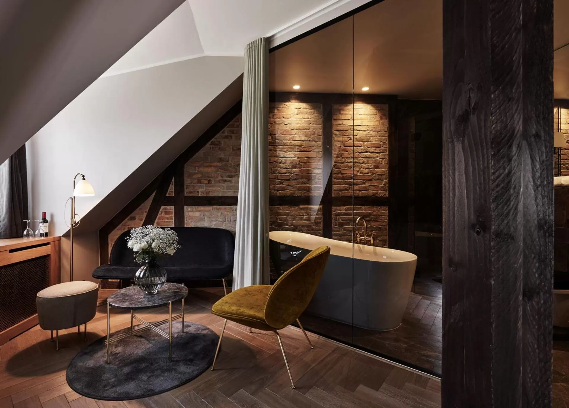 Living room in Ascot Hotel