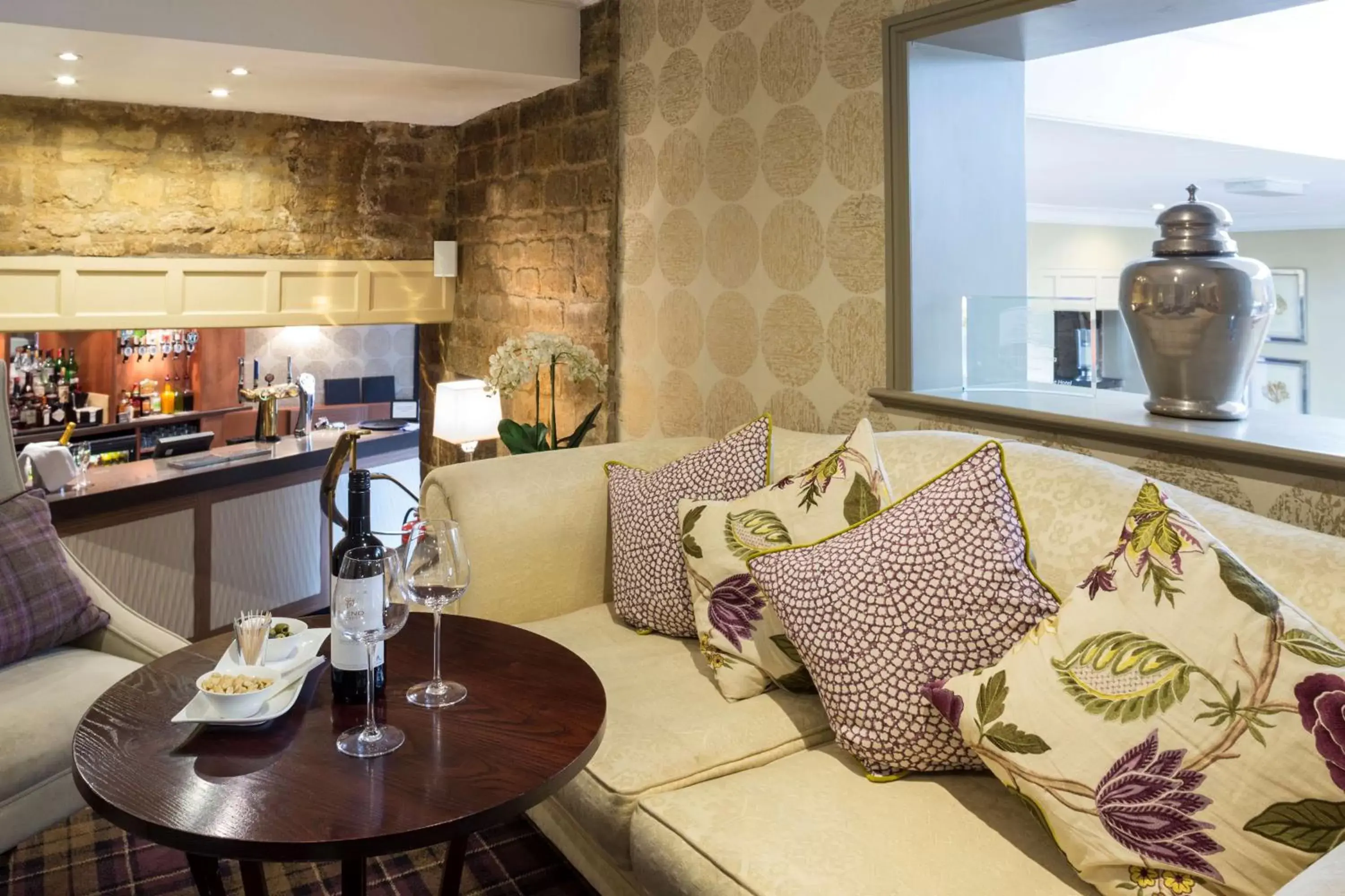 Lounge or bar, Drinks in Banbury Wroxton House Hotel