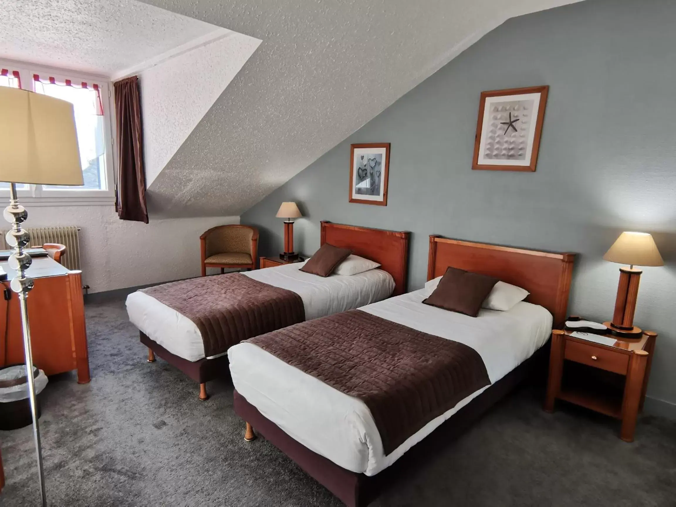 Property building, Bed in Logis Hotel Le Cerf