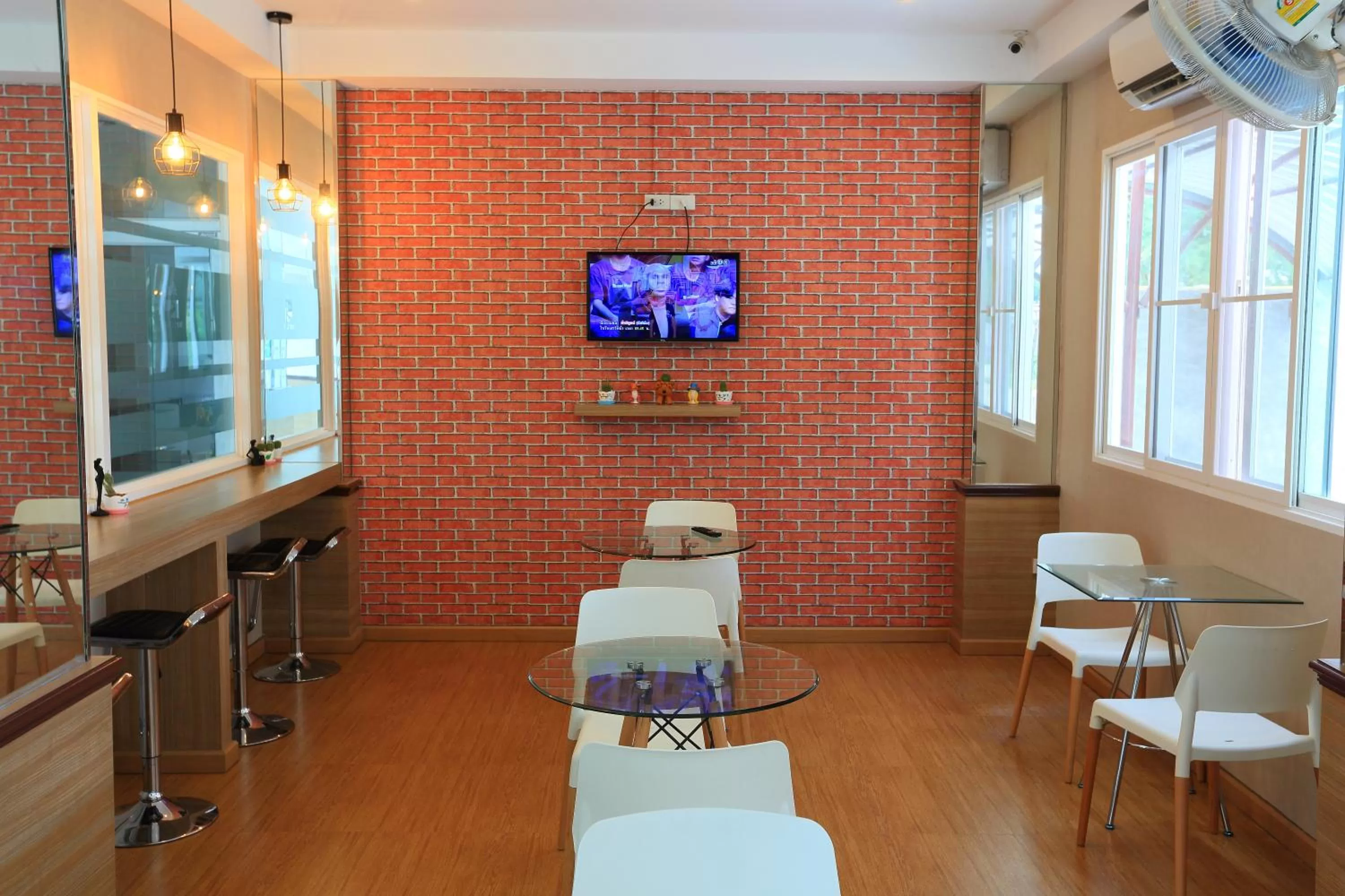 Restaurant/places to eat in Triple Trees Hotel