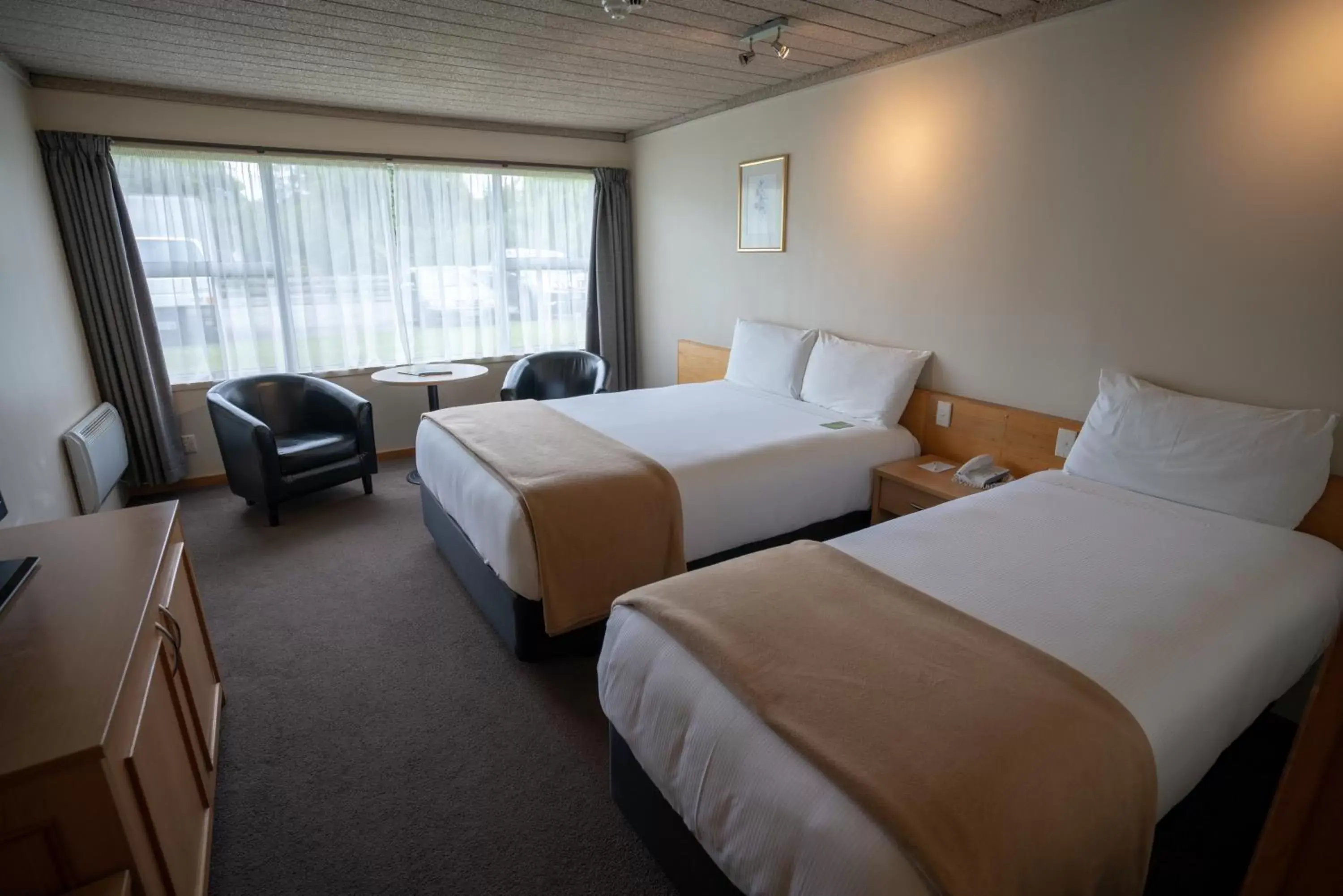 Bed in Kingsgate Hotel Te Anau