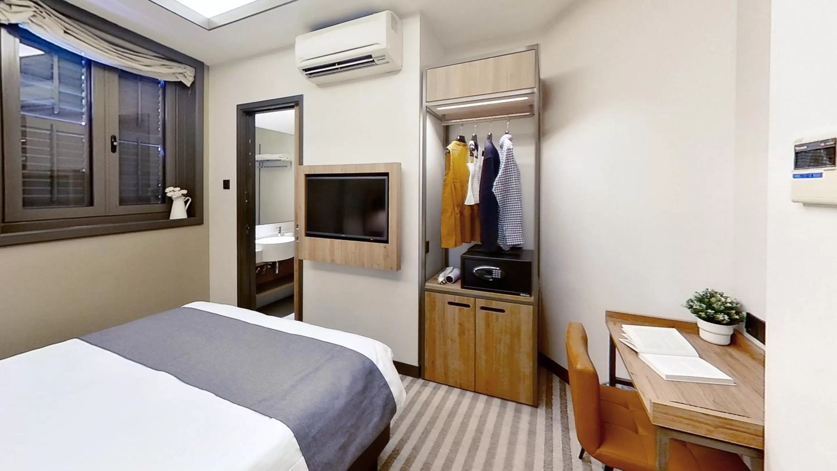 Bedroom, Bed in Dash Living Rochor