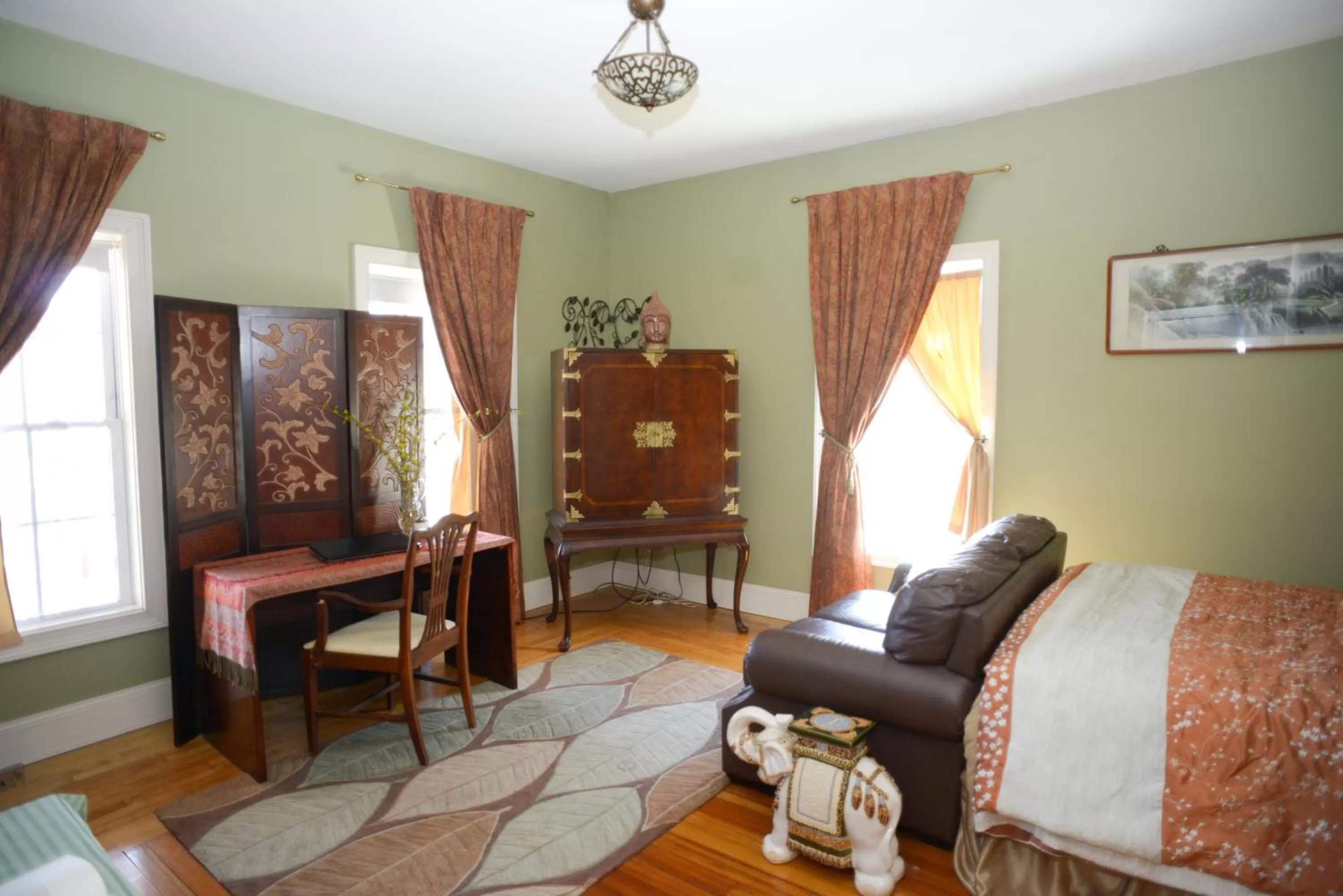 Queen Room - Disability Access in Naomi's Inn Bed & Breakfast