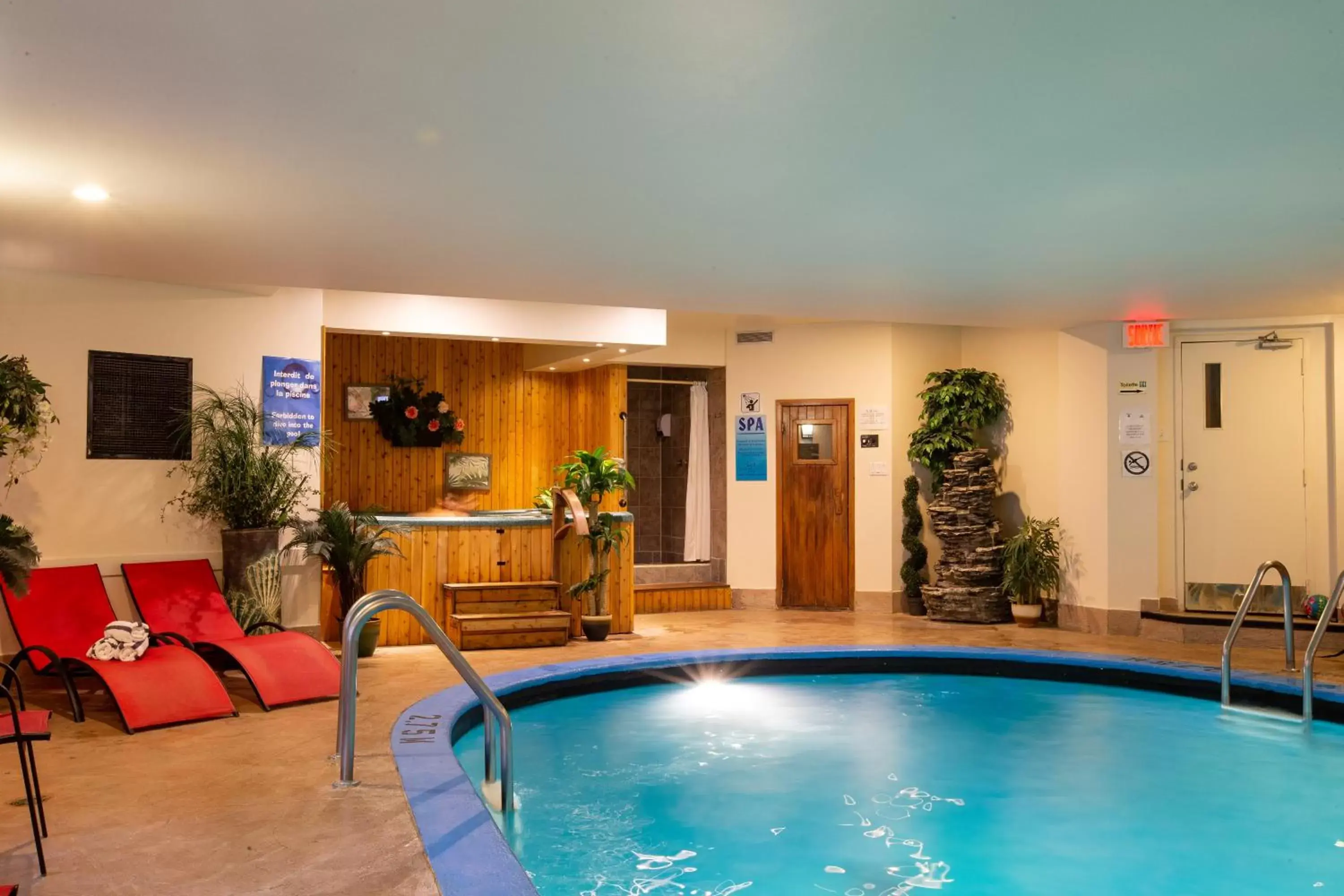 On-site shops, Swimming Pool in Hotel et Motel Le Chateauguay