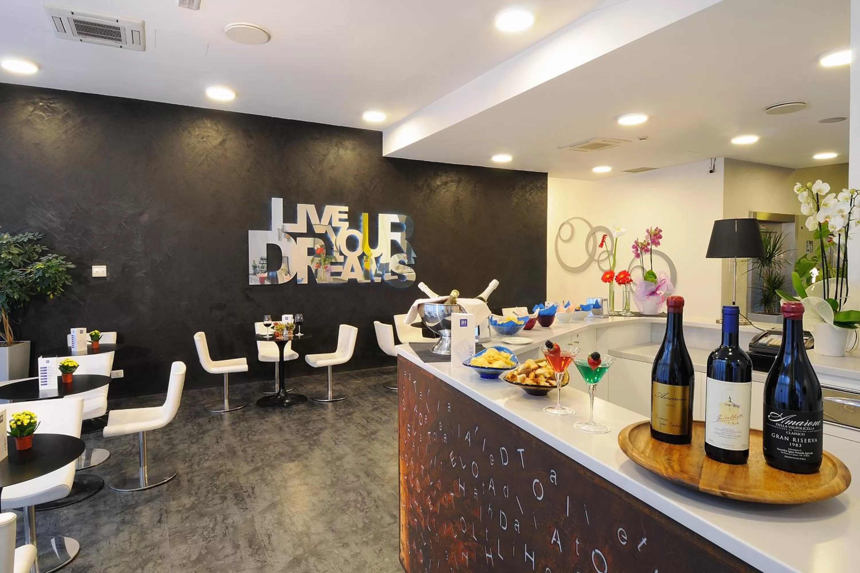 Lounge or bar in iH Hotels Milano Lorenteggio