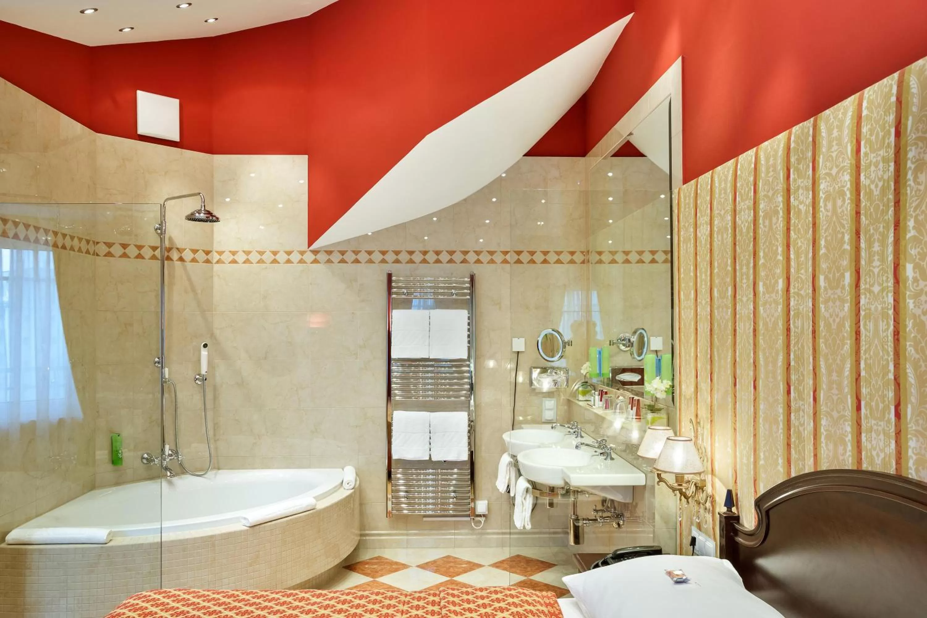 Bathroom, Bed in Austria Trend Hotel Ananas Wien