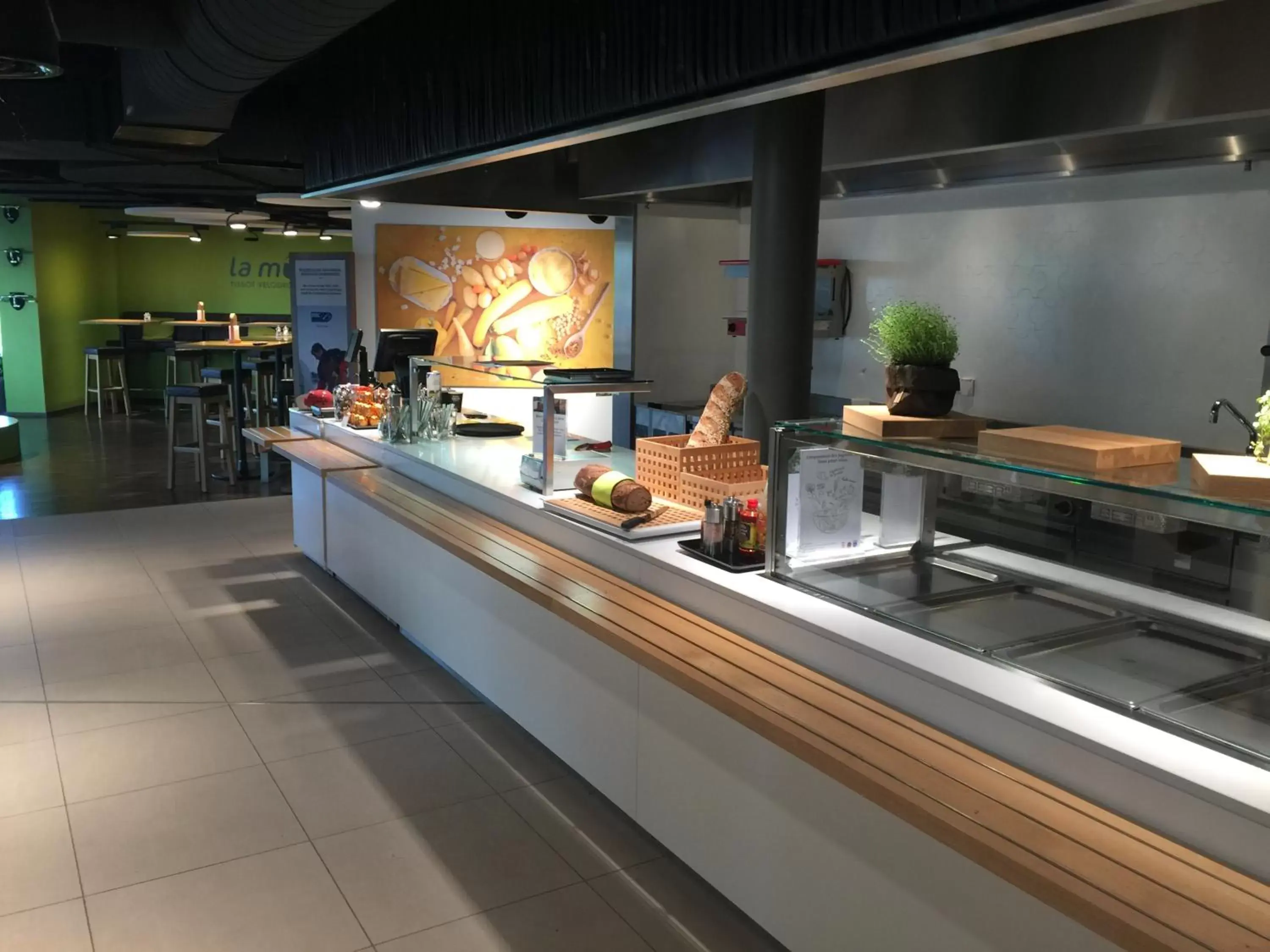 Meals, Kitchen/Kitchenette in Hotel Tissot Velodrome