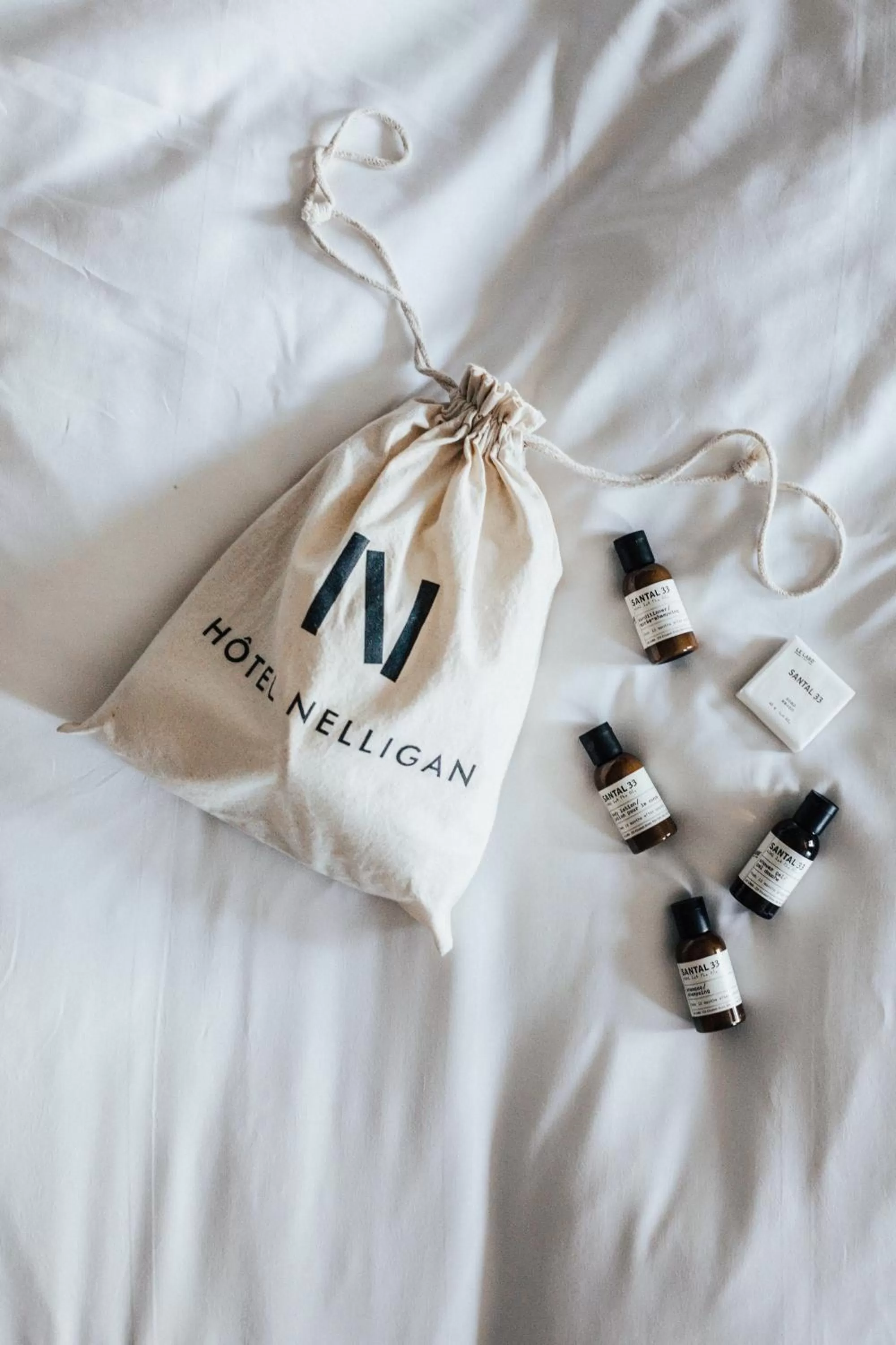 Bathroom, Bed in Hotel Nelligan