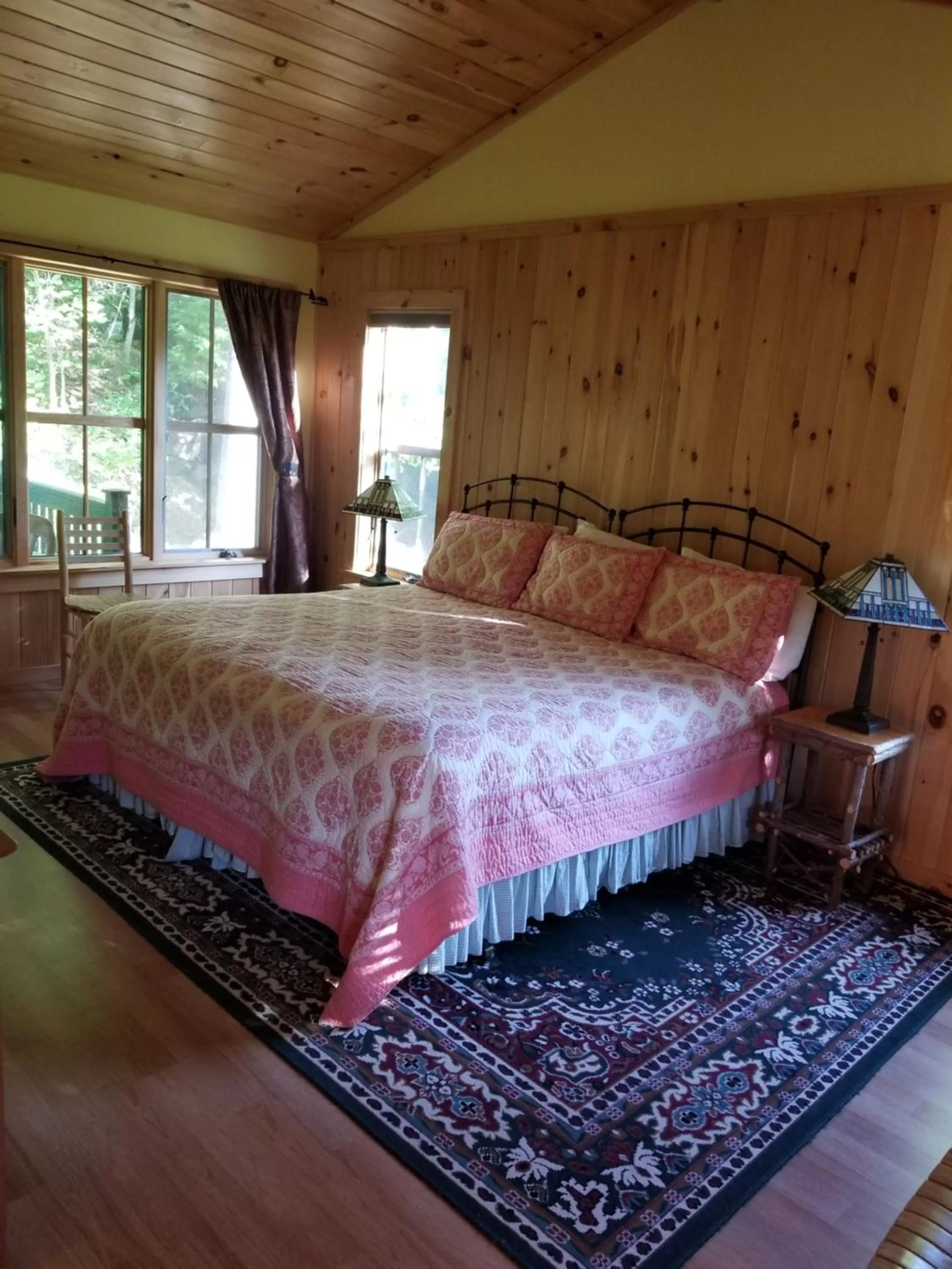 Bedroom, Bed in Trails End Inn