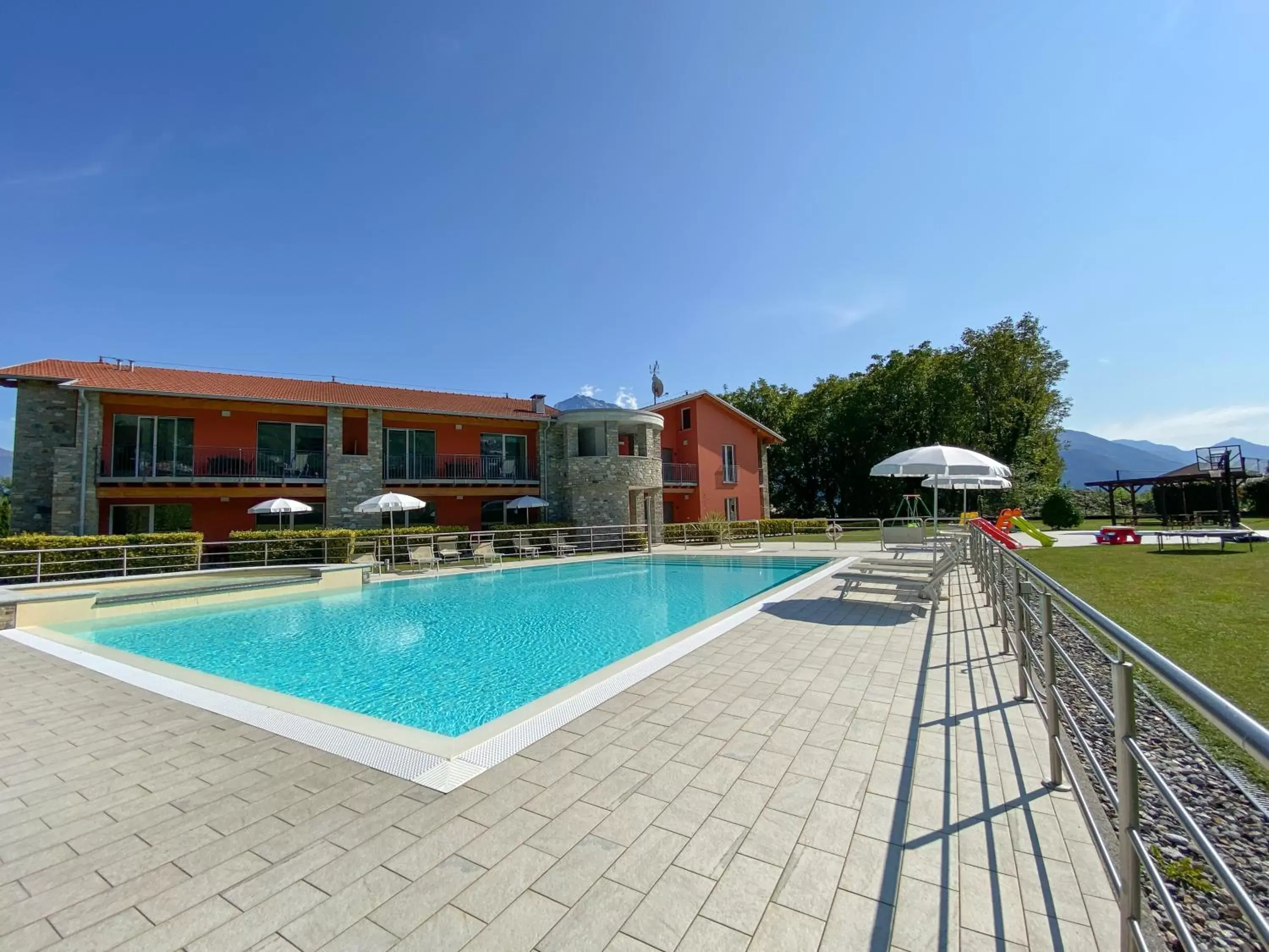 Solarium, Swimming Pool in Residence Villa Paradiso