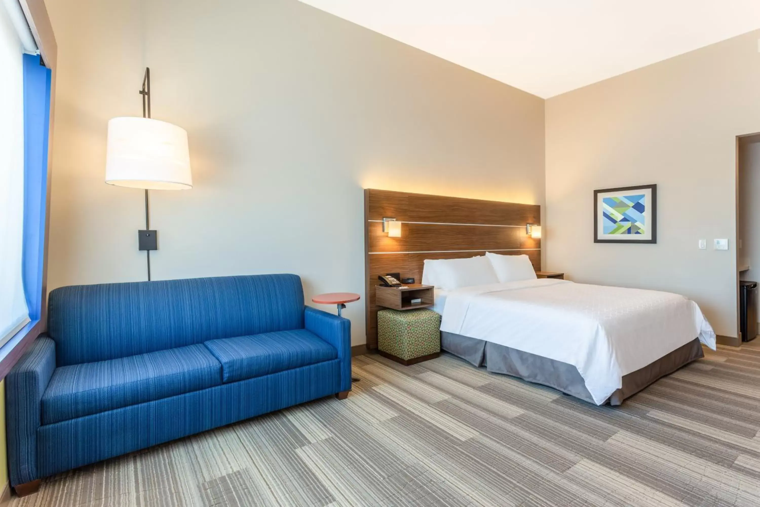 Photo of the whole room, Bed in Holiday Inn Express & Suites - Springfield North, an IHG Hotel