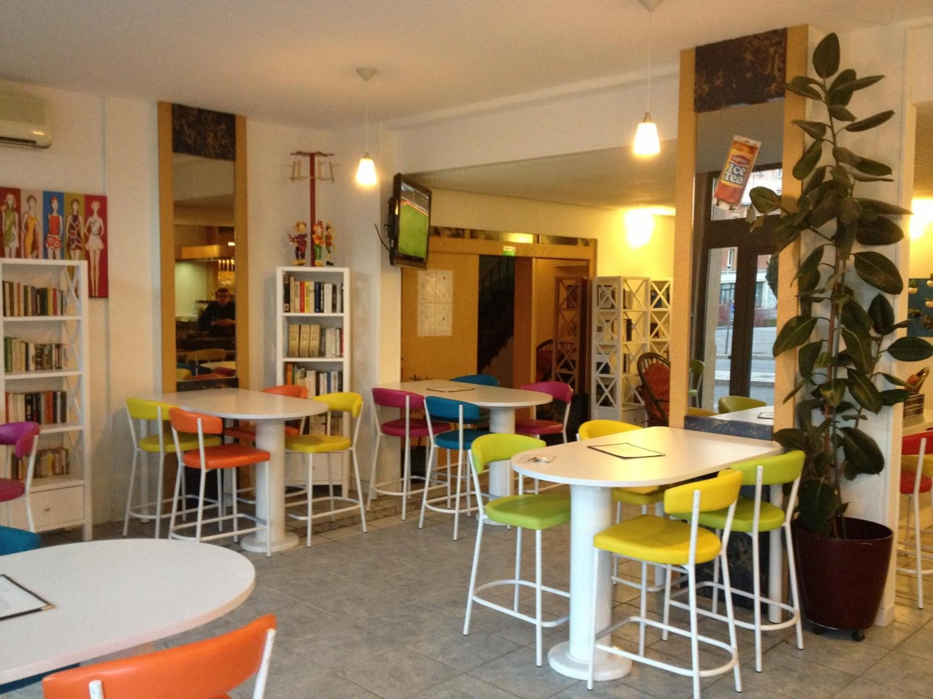 Restaurant/places to eat in Hotel Couleurs Sud Centre-ville Gare Charleville-Mézières