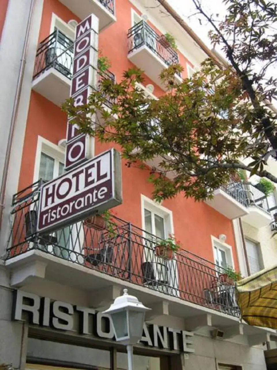 Property Building in Hotel Moderno