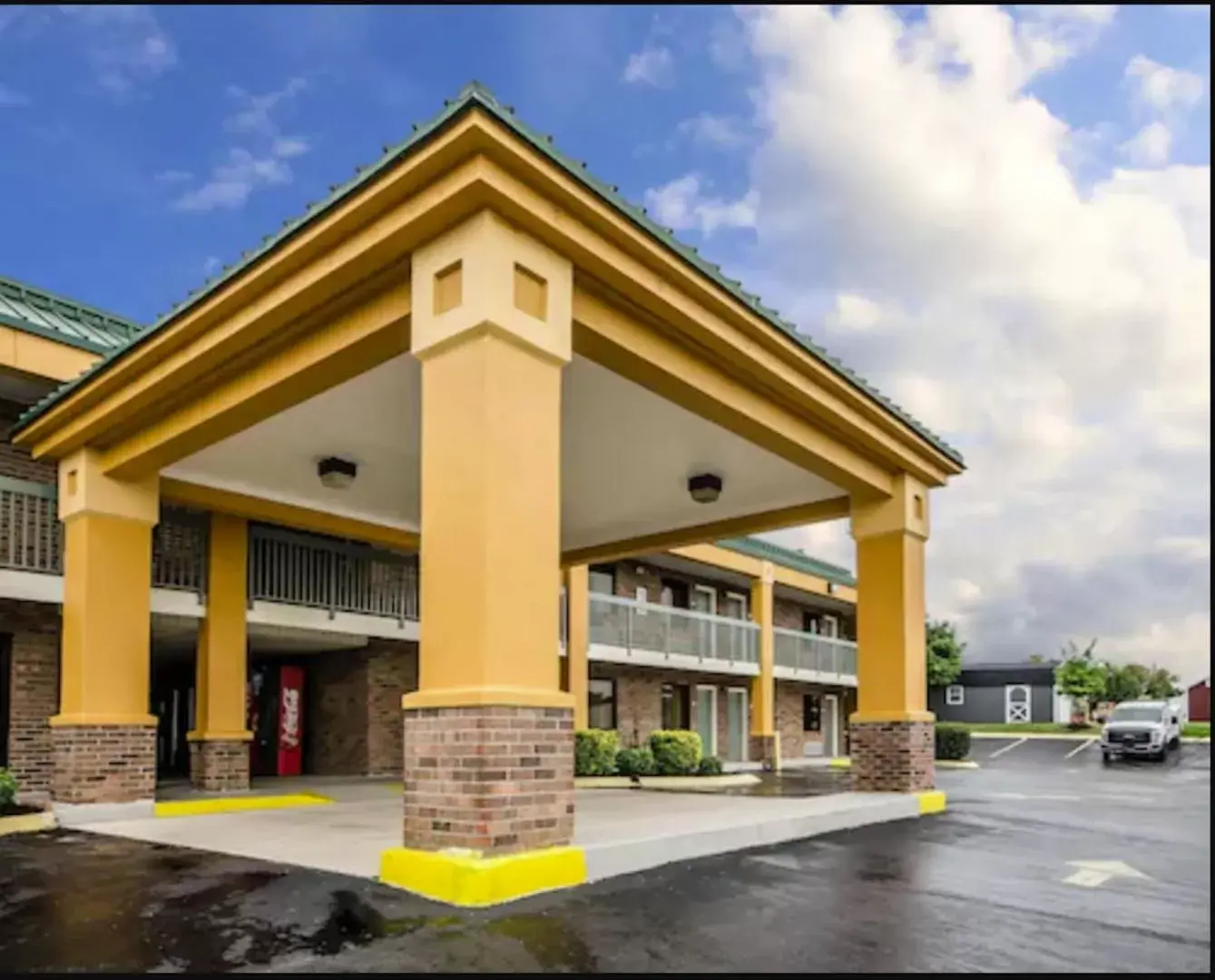 Property Building in Quality Inn Franklin