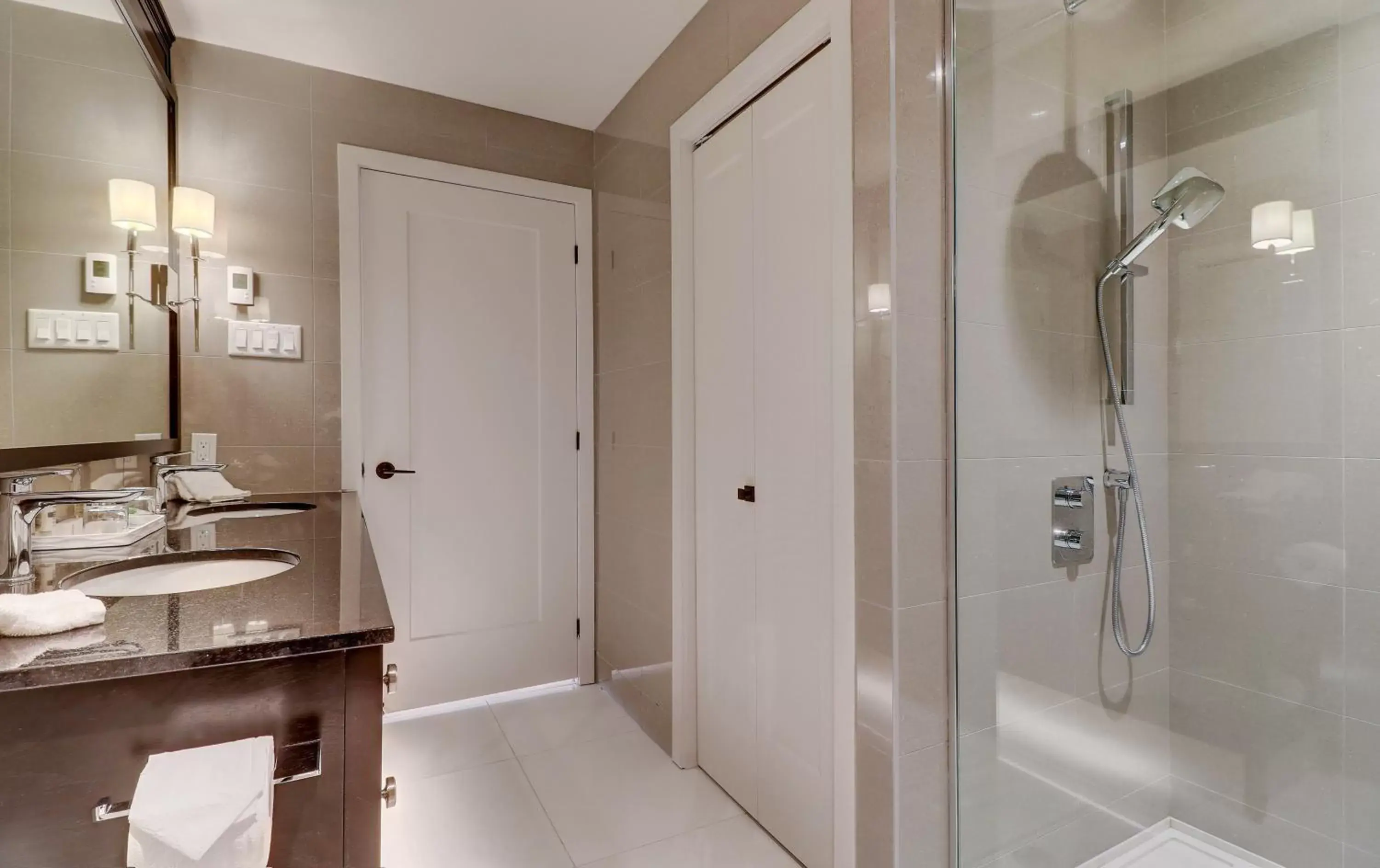 Bathroom in Ripplecove Hotel & Spa