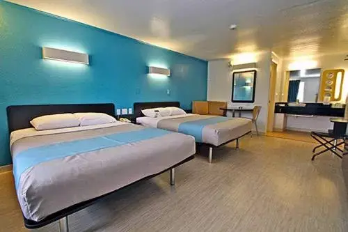 Photo of the whole room, Bed in Motel 6-Del Rio, TX