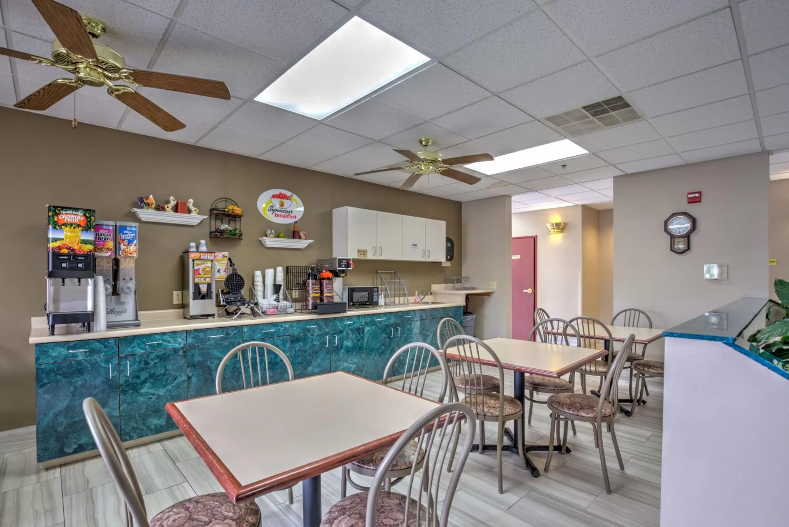 Breakfast, Lounge/Bar in Super 8 by Wyndham Waterloo