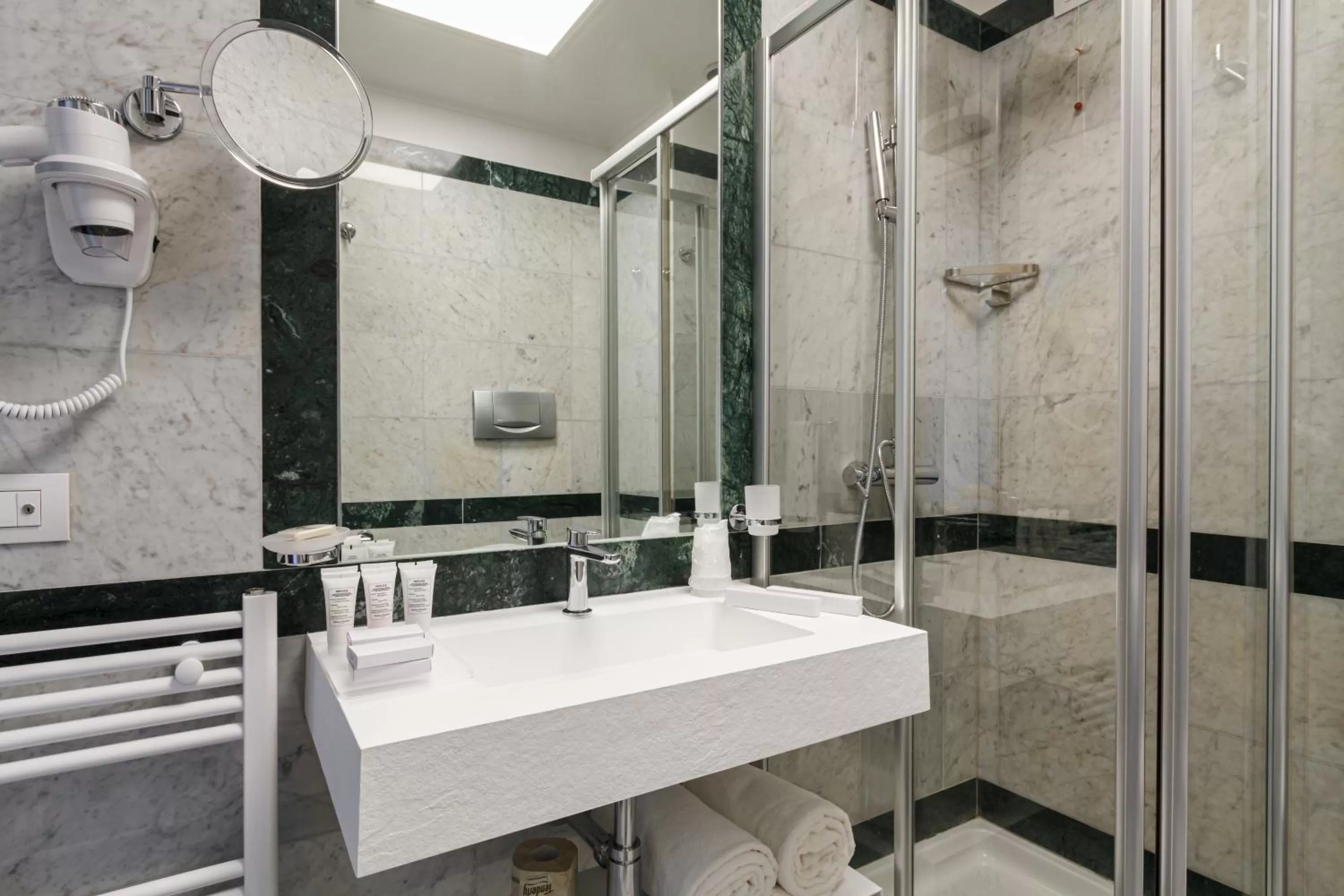 Shower in Seawater Hotel Bio & Beauty Spa