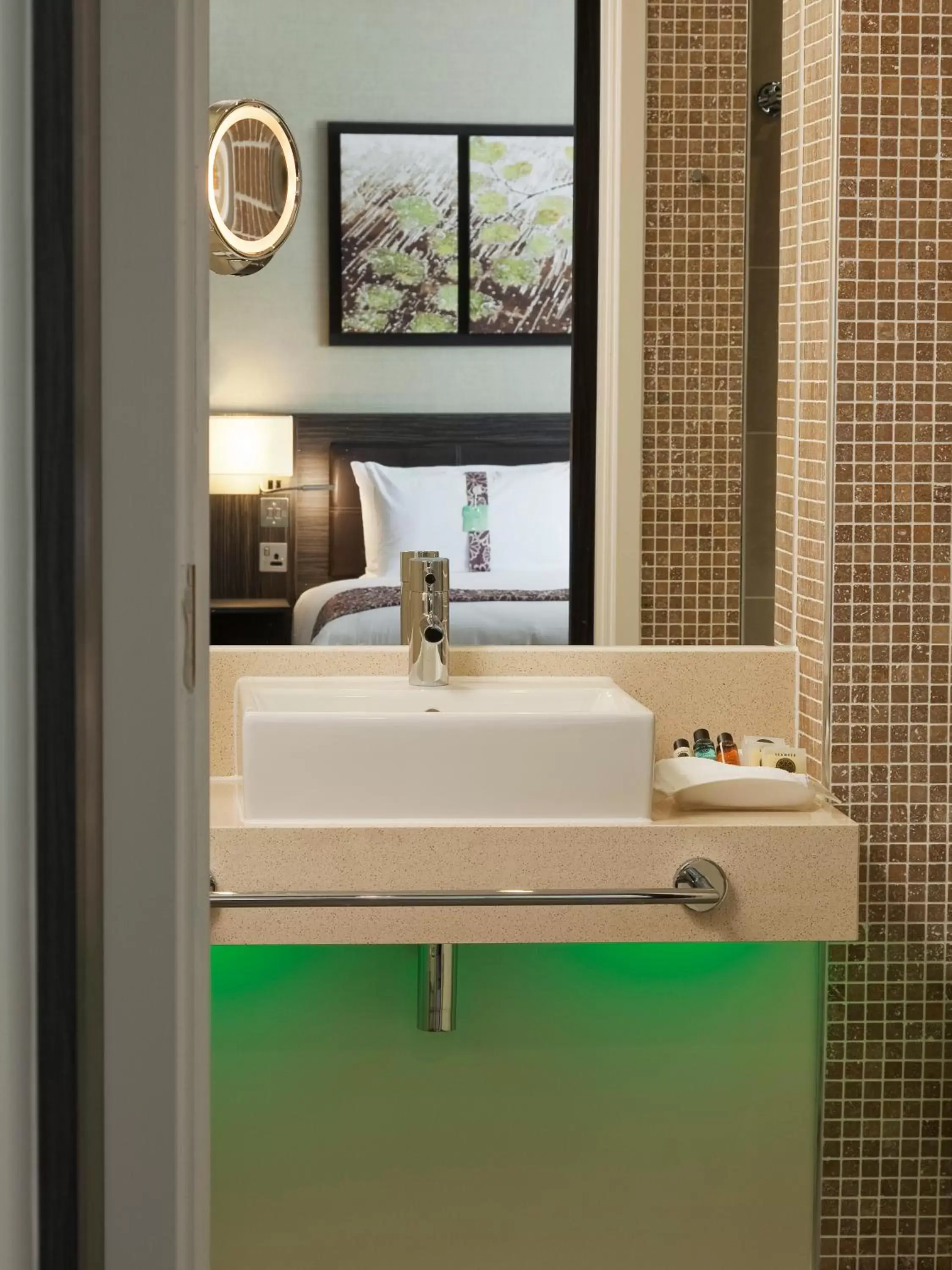 Bath, Bathroom in Holiday Inn London - Whitechapel, an IHG Hotel