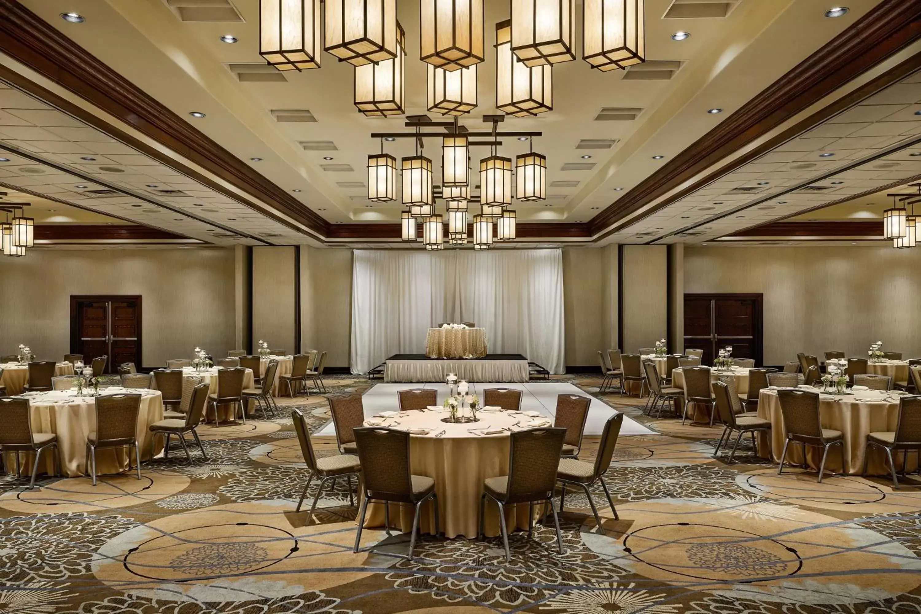 Meeting/conference room, Restaurant/Places to Eat in DoubleTree by Hilton Ontario Airport