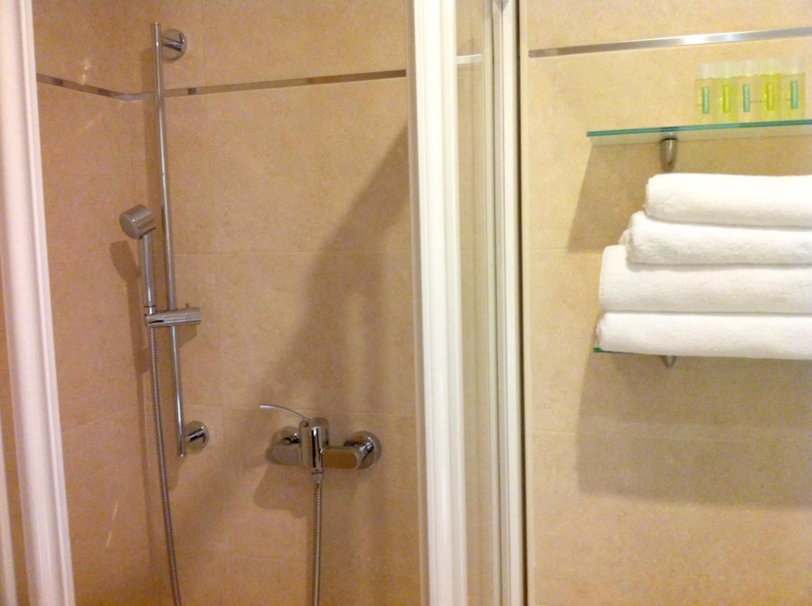 Bathroom in Hotel-Apartamentos Tartesos