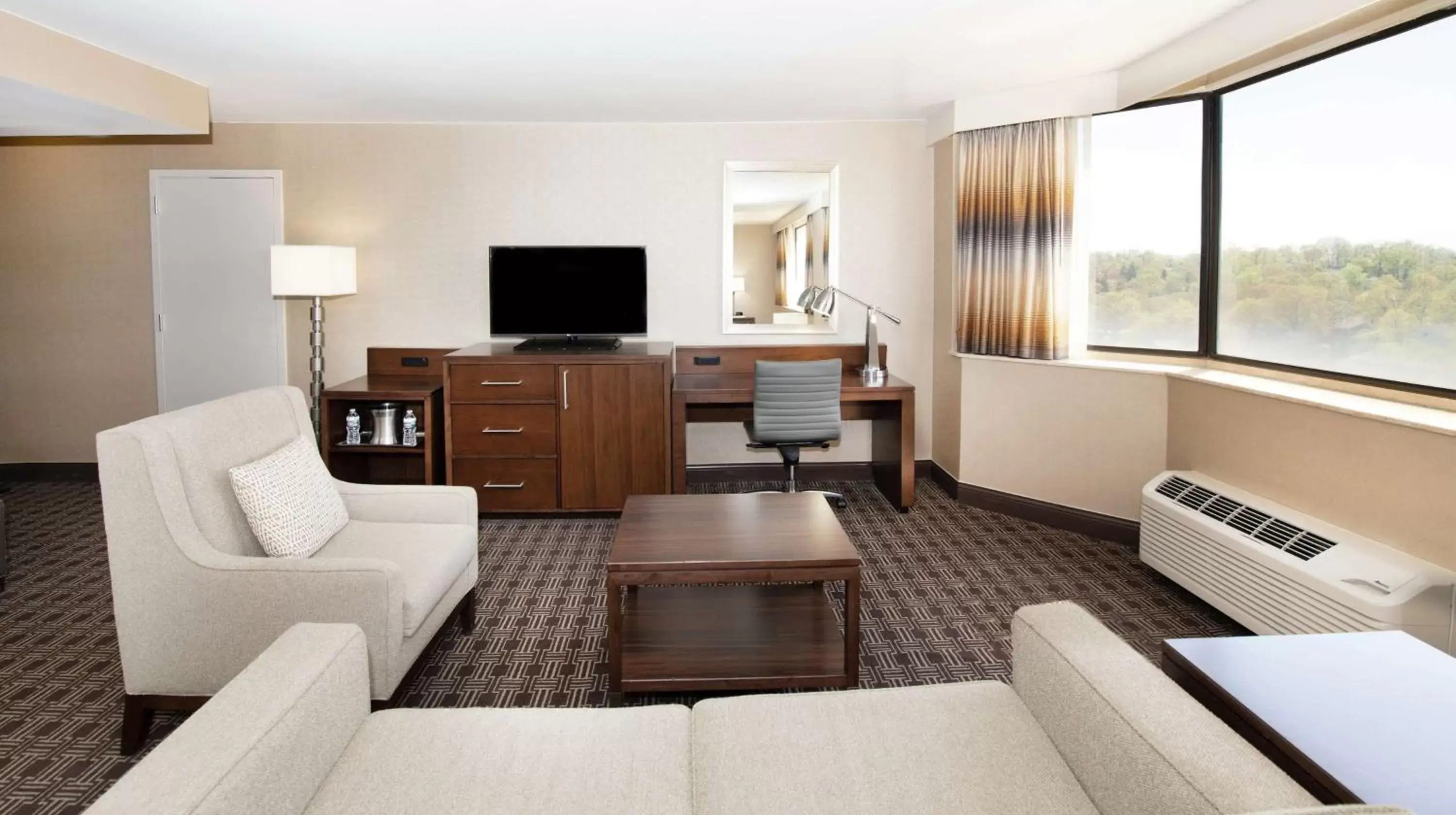 Bed, Seating Area in Hilton Arlington National Landing