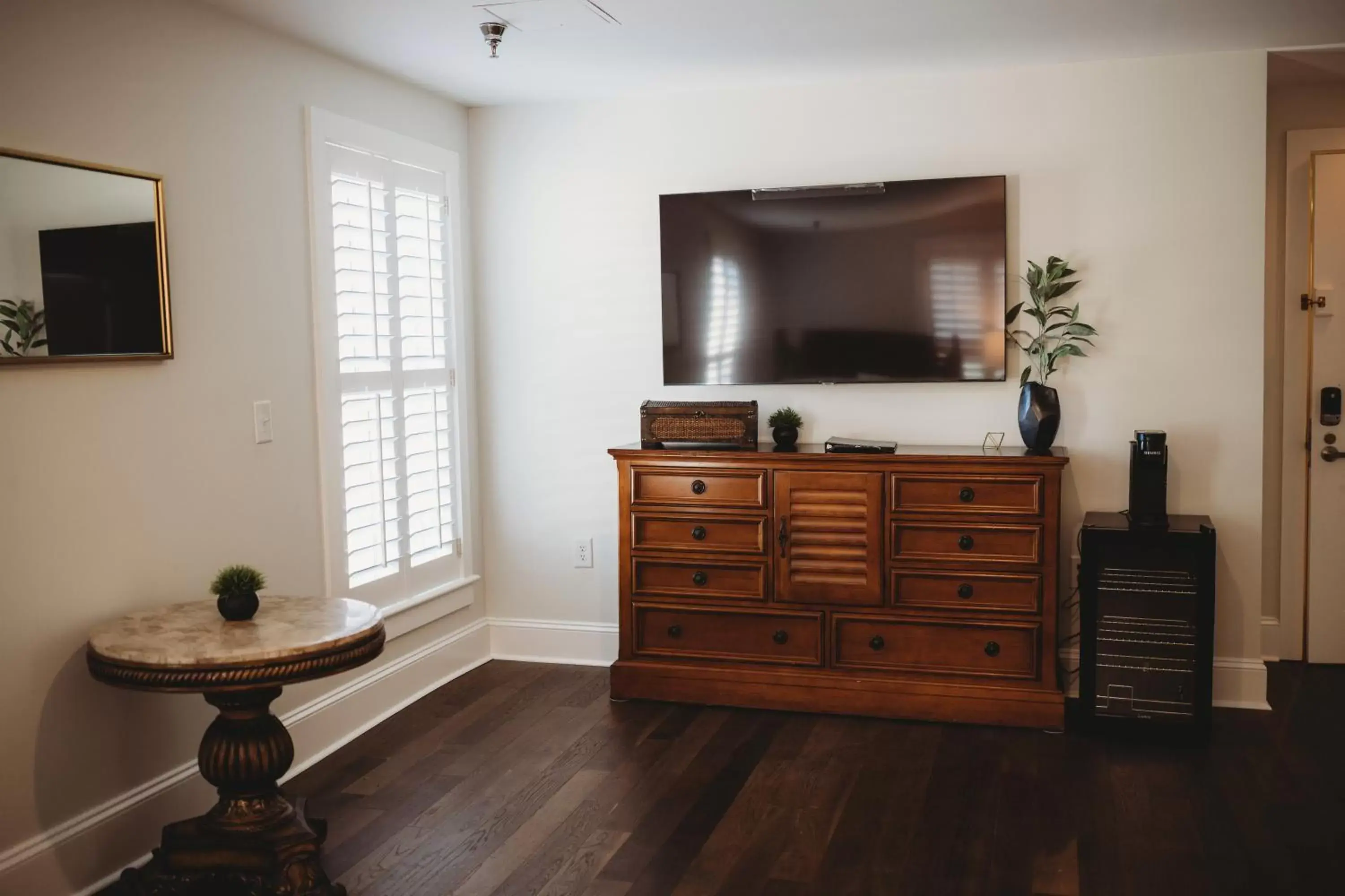 TV/Entertainment Center in The Jefferson Inn