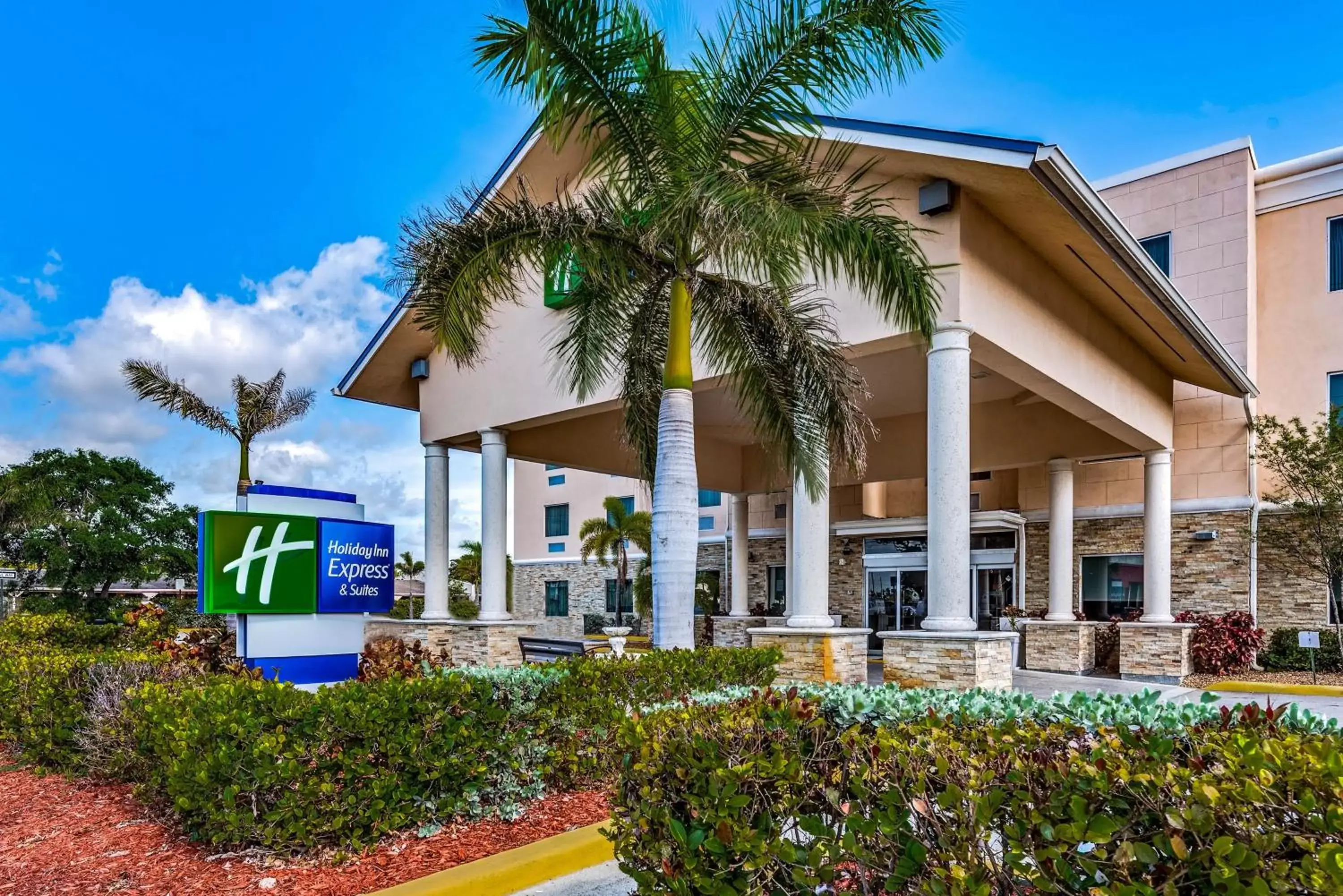 Property Building in Holiday Inn Express & Suites Lantana