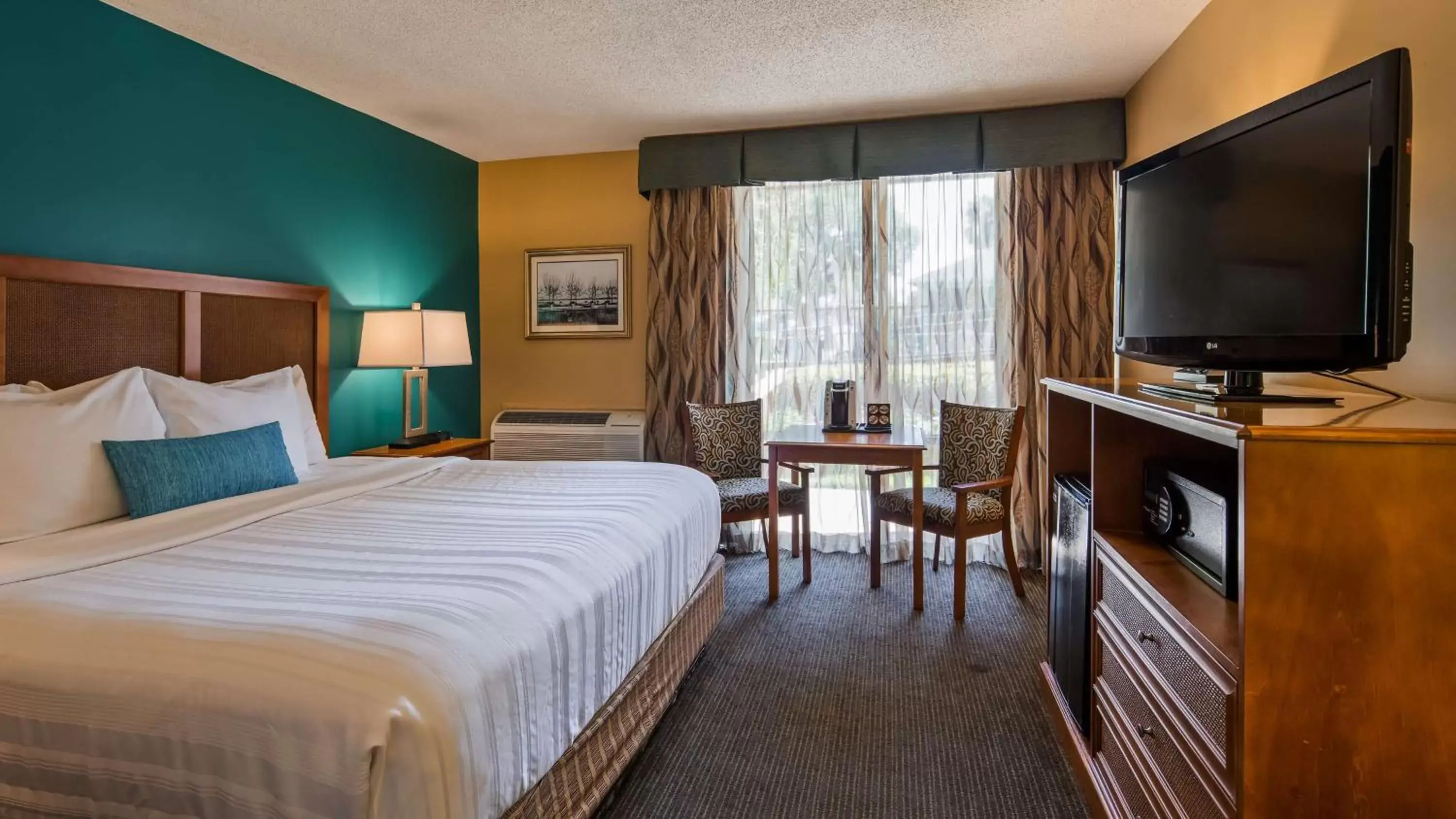 Photo of the whole room, TV/Entertainment Center in Best Western Charleston Inn