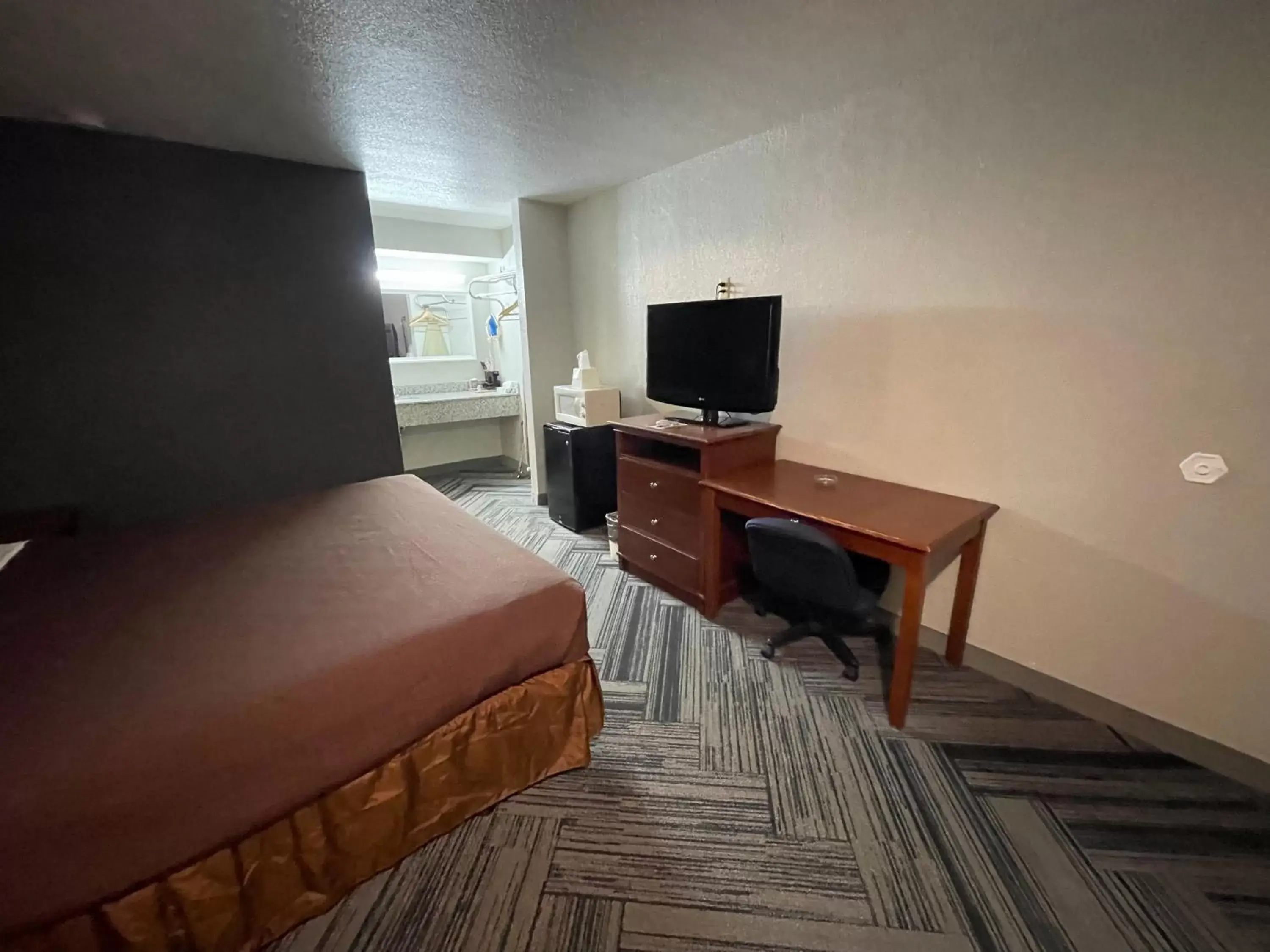 Bedroom, TV/Entertainment Center in Raintree Inn