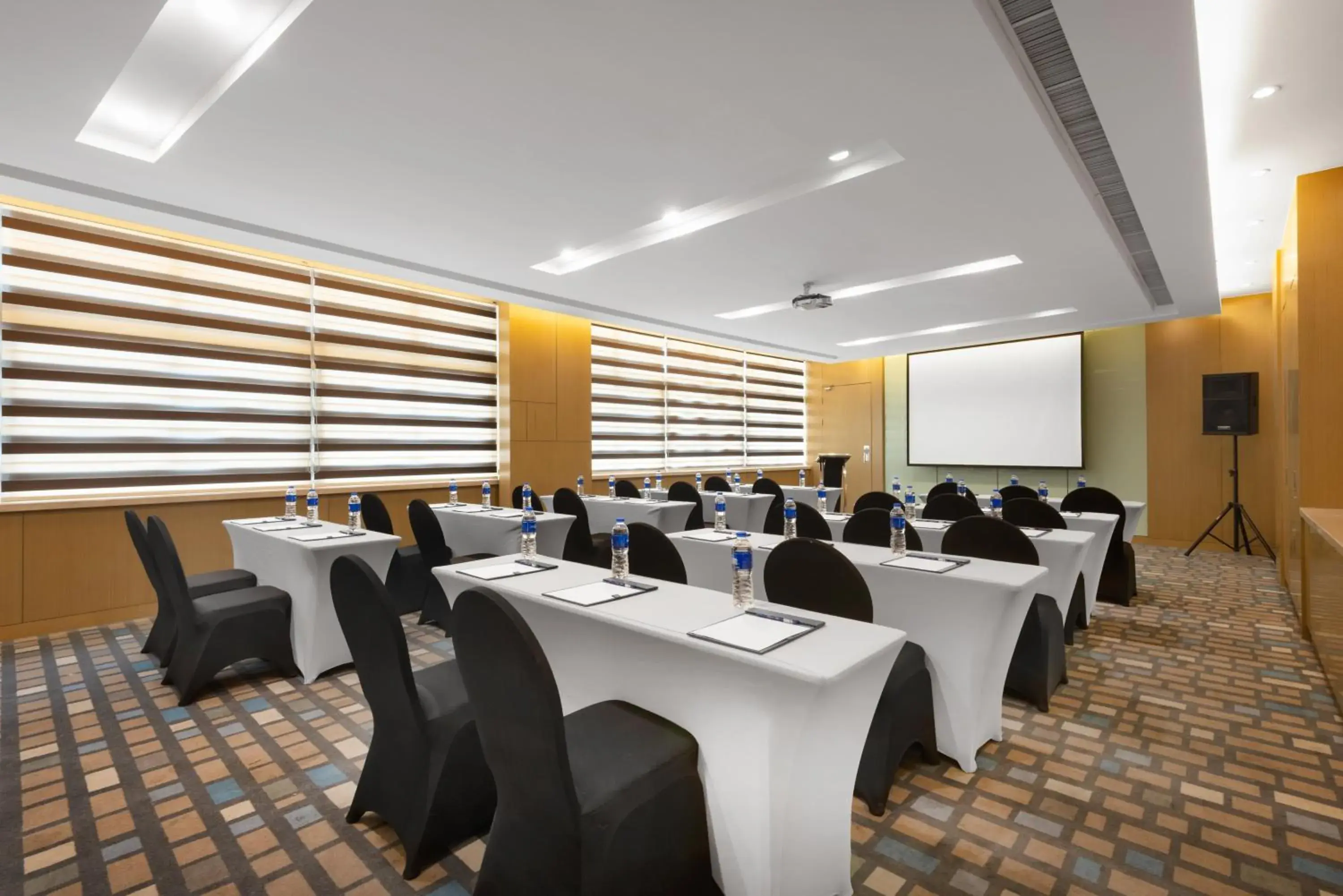 Meeting/conference room in Holiday Inn Express Nantong Downtown, an IHG Hotel