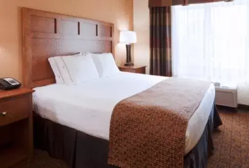 Photo of the whole room, Bed in Holiday Inn Express Hotel & Suites Mount Airy, an IHG Hotel