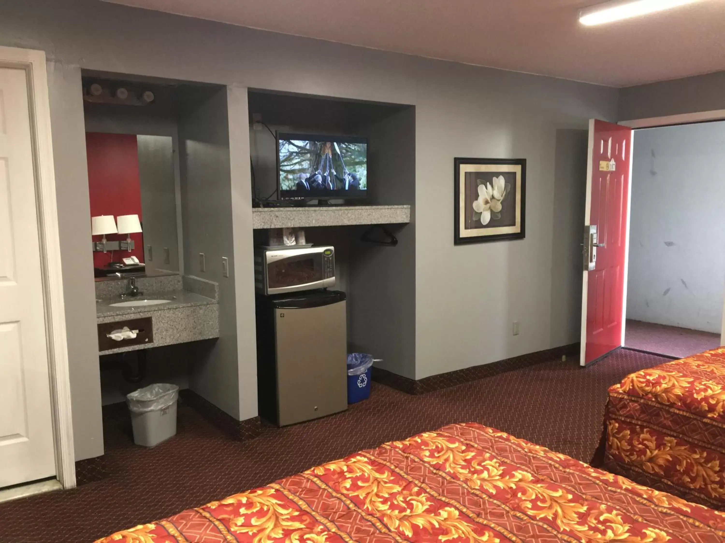 Communal lounge/ TV room, TV/Entertainment Center in Journeys End Motel