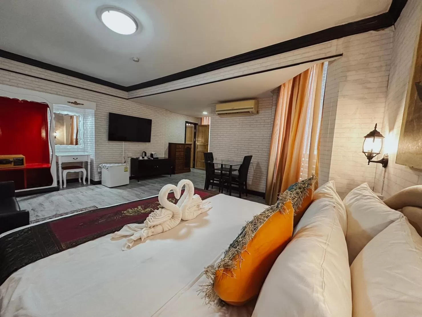 Photo of the whole room, Bed in Hotel De Khuvieng