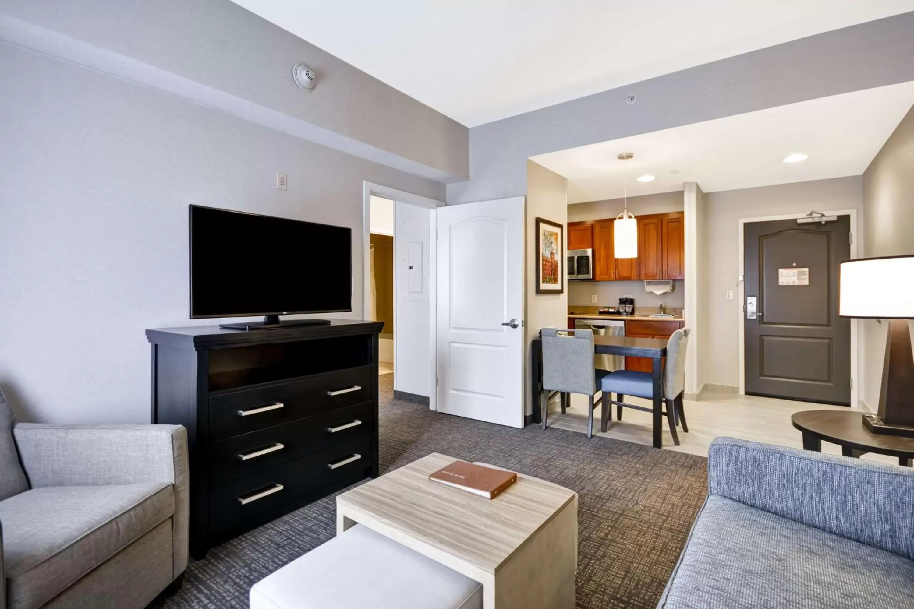 Bedroom, TV/Entertainment Center in The Homewood Suites by Hilton Ithaca