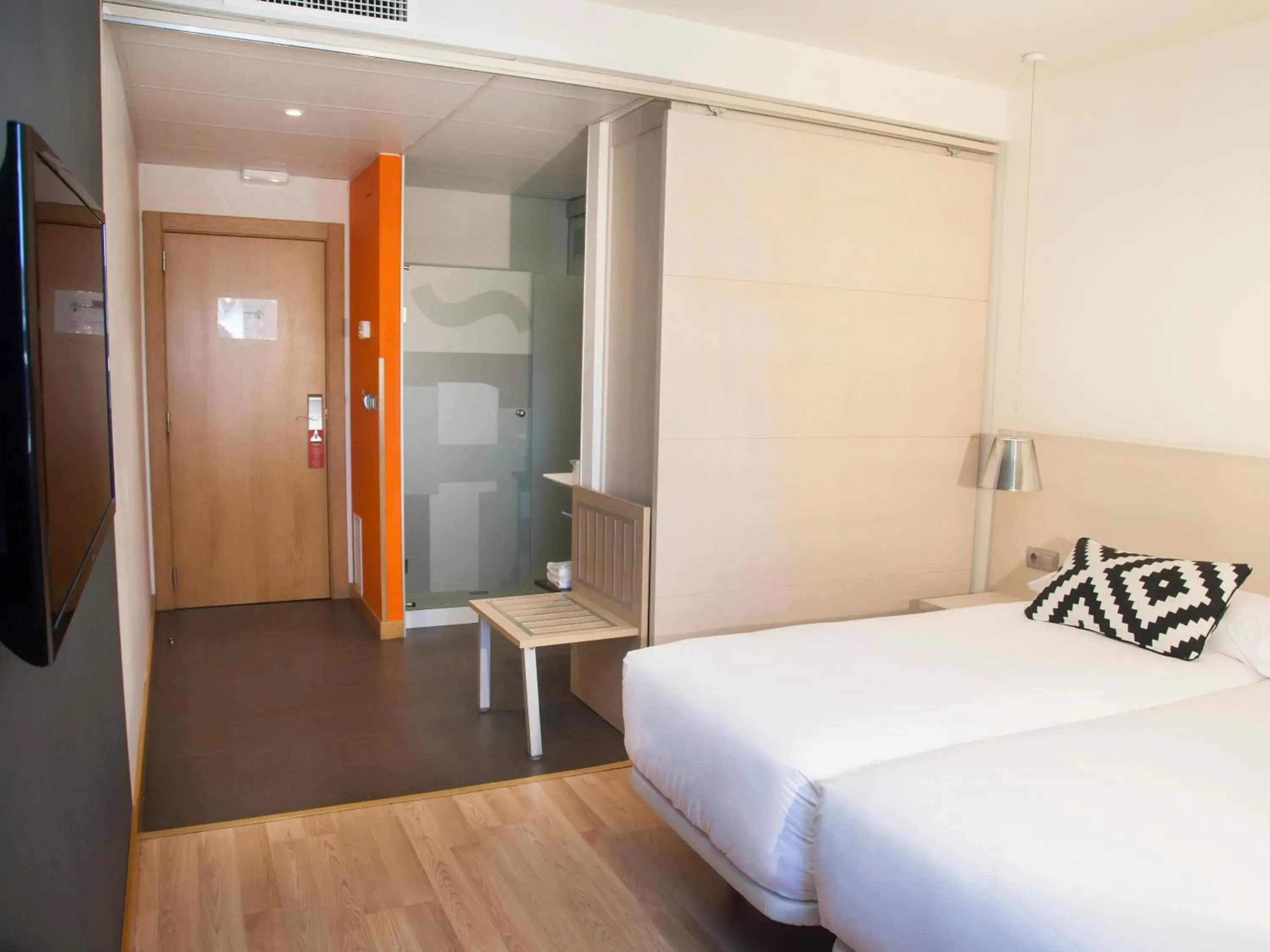 Shower, Bed in Hotel Restaurante Cadosa