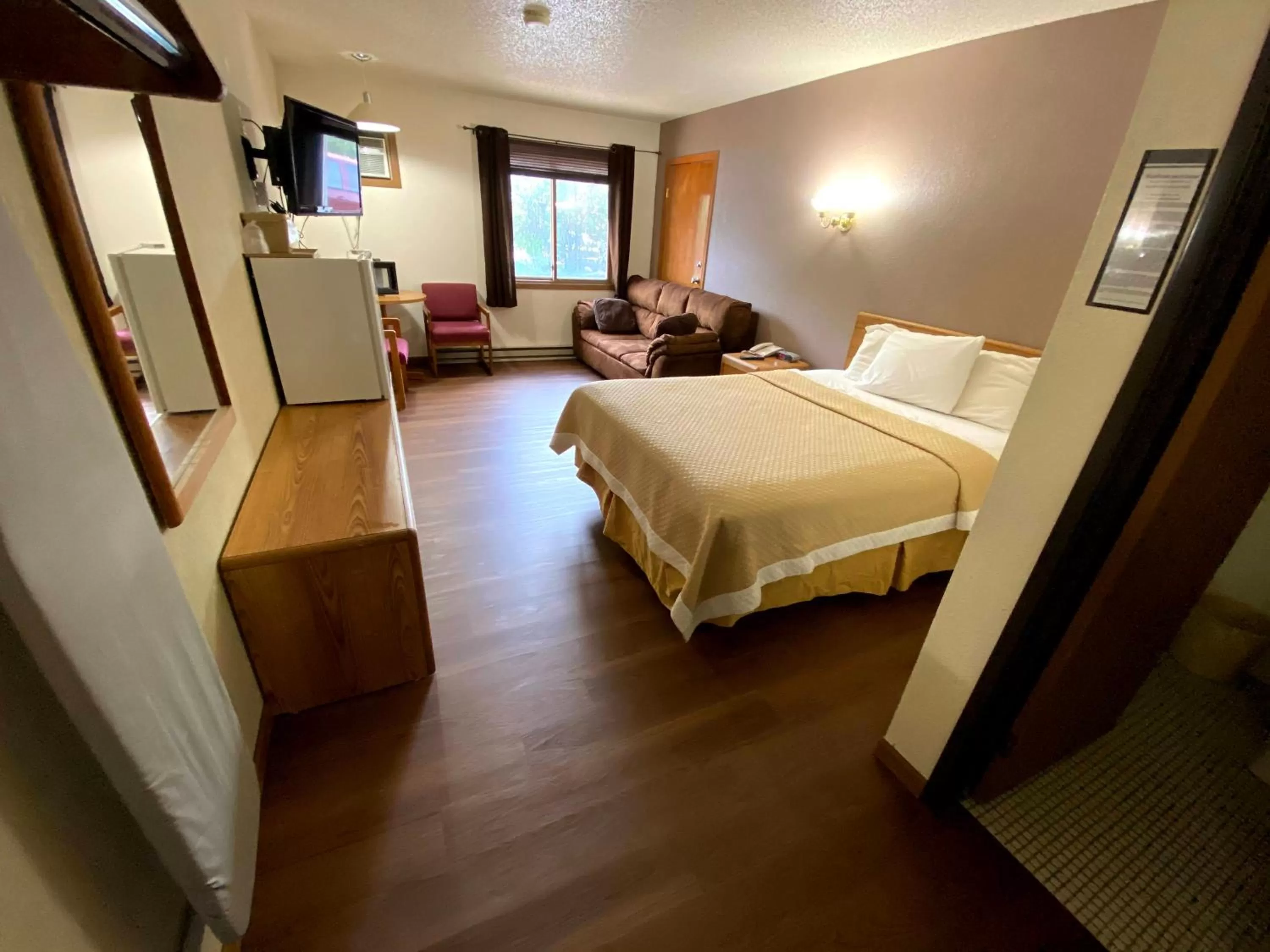 Photo of the whole room, Bed in Woodland Inn & Suites