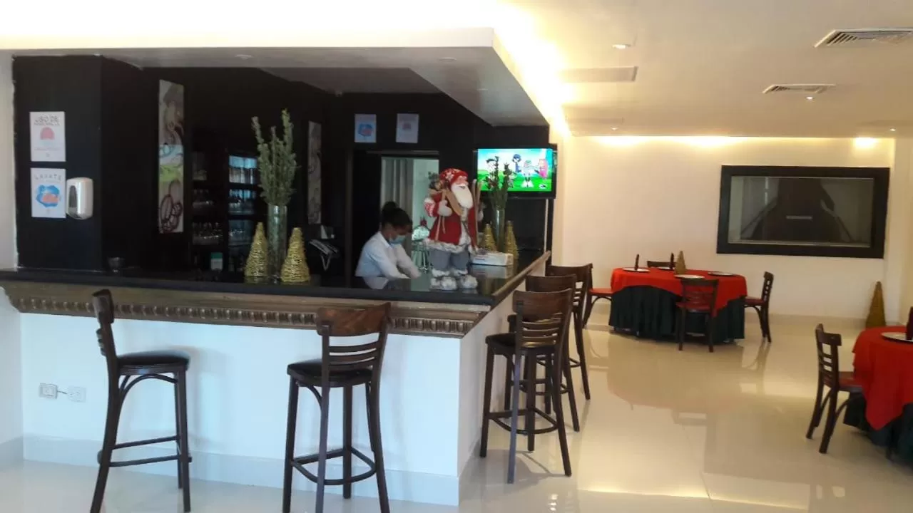 Restaurant/places to eat in Golden House Hotel & Convention Center