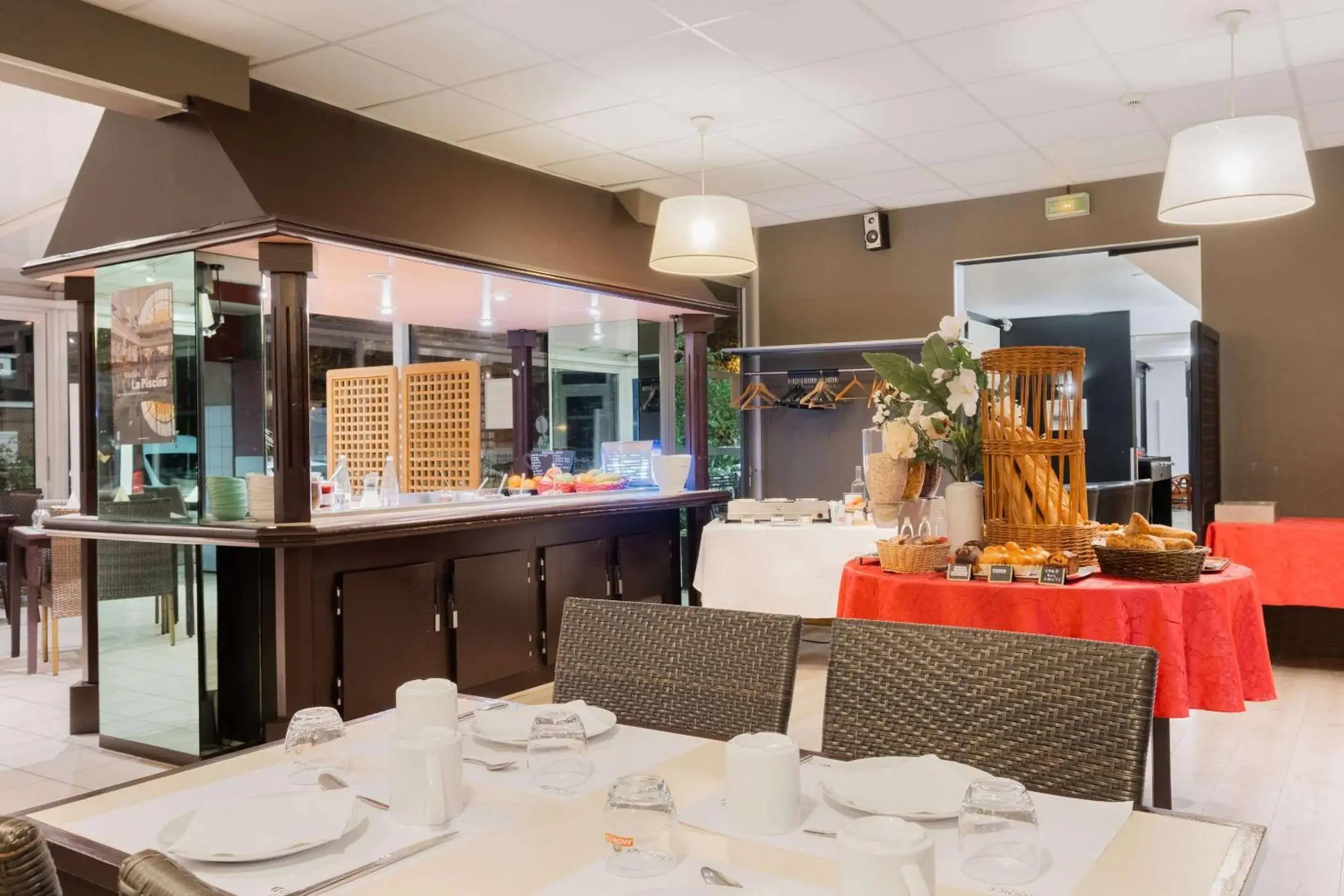 Restaurant/Places to Eat in Comfort Hotel Lille L'Union