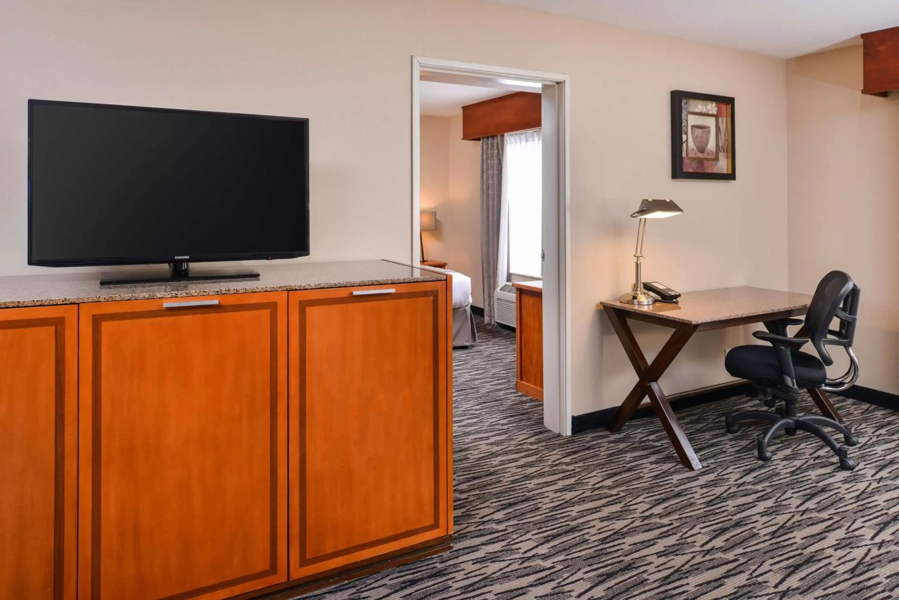 Photo of the whole room, TV/Entertainment Center in Best Western PLUS Mountain View Auburn Inn