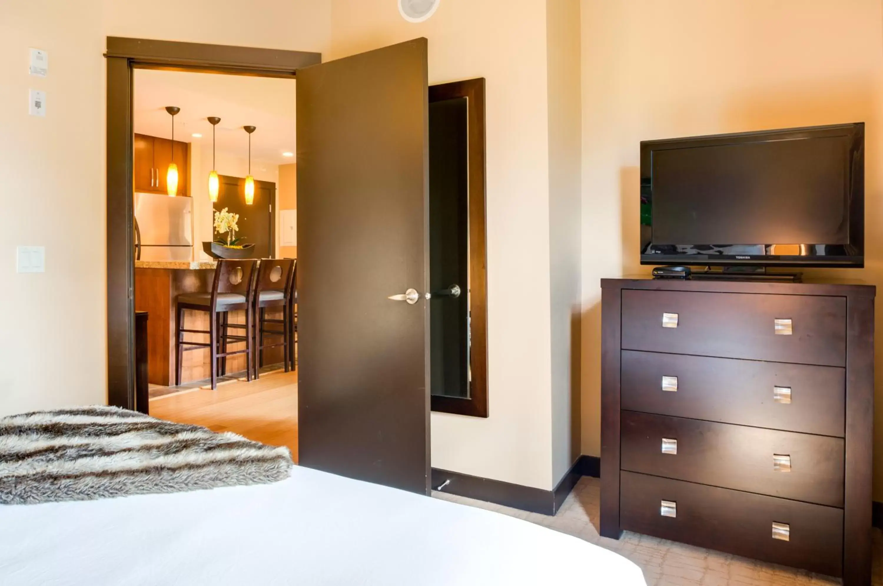 Bedroom, TV/Entertainment Center in Silver Creek Lodge