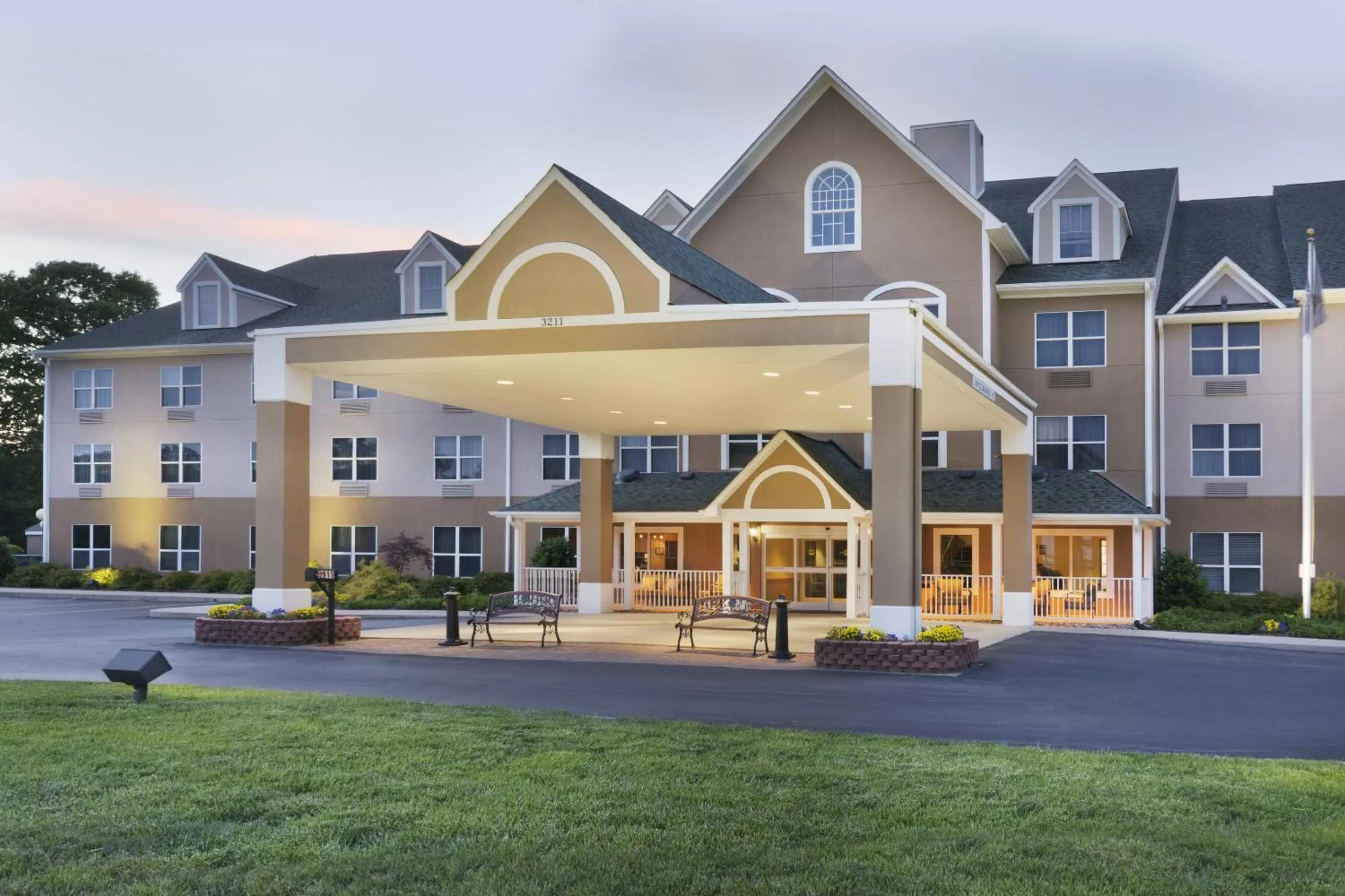 Property building in Country Inn & Suites by Radisson, Burlington Elon , NC