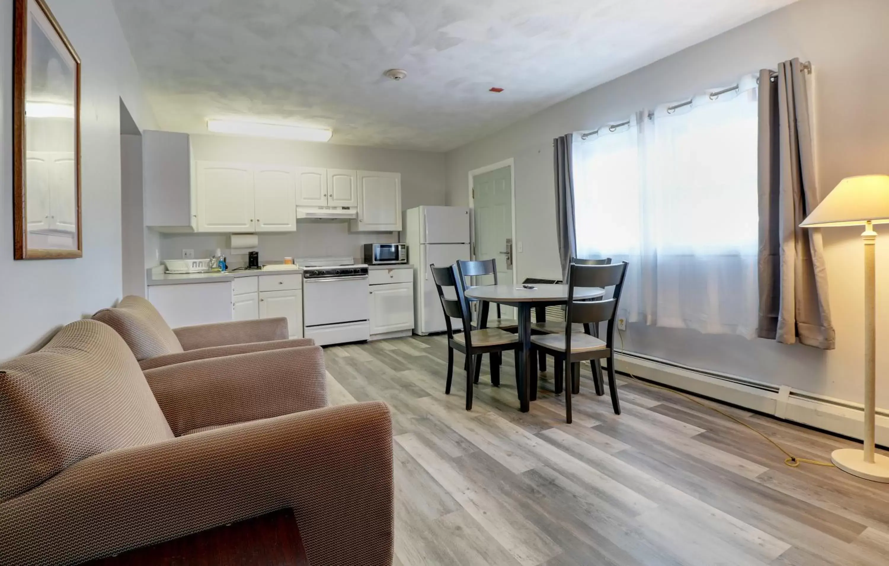 Kitchen or kitchenette, Dining Area in Hamilton Village Inn